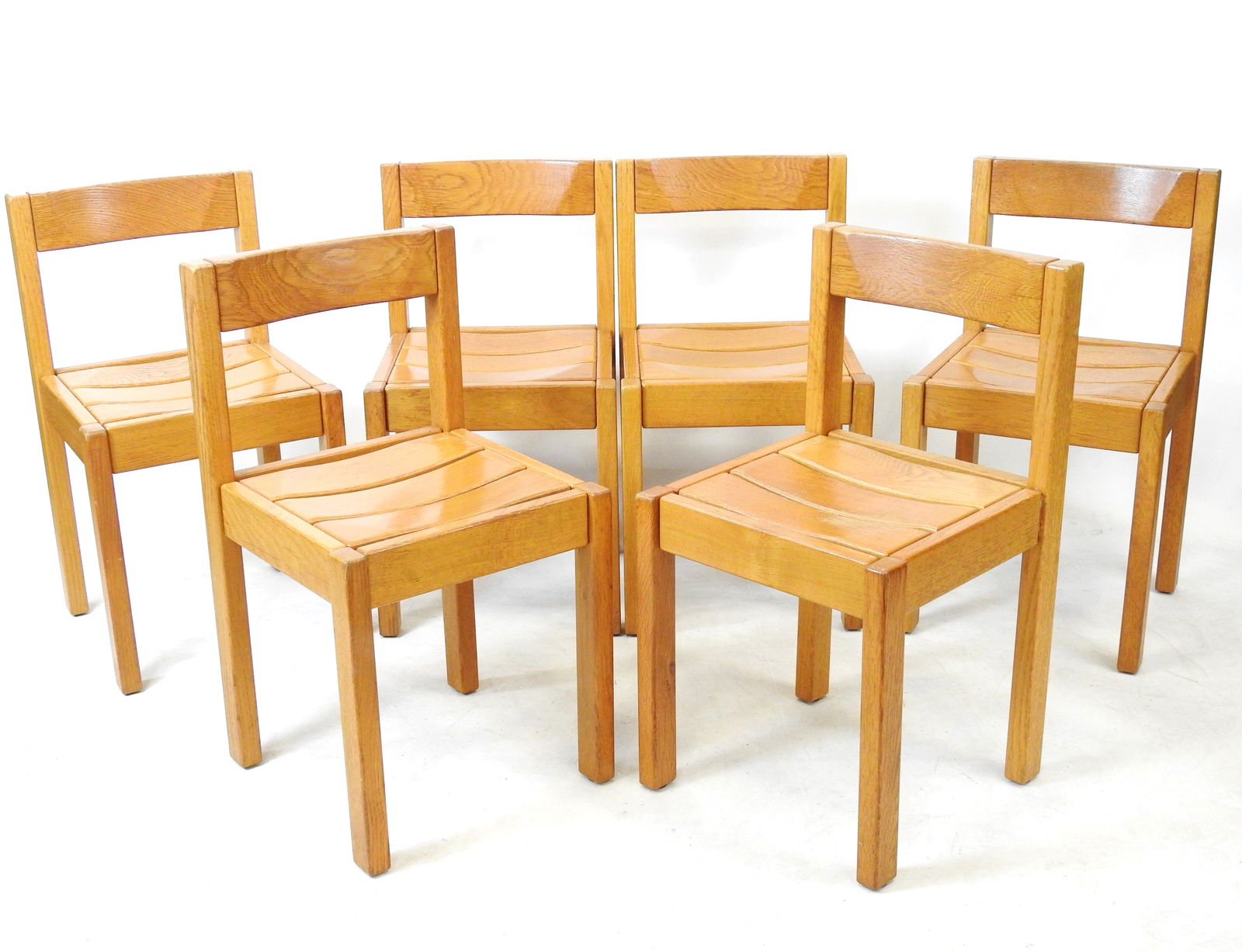 Maison REGAIN (dans le gout de): Six chaises en orme. H: 76 - L: 41 - P 42 cm: Maison REGAIN (dans le gout de): Six chaises en orme. H: 76 - L: 41 - P 42 cm