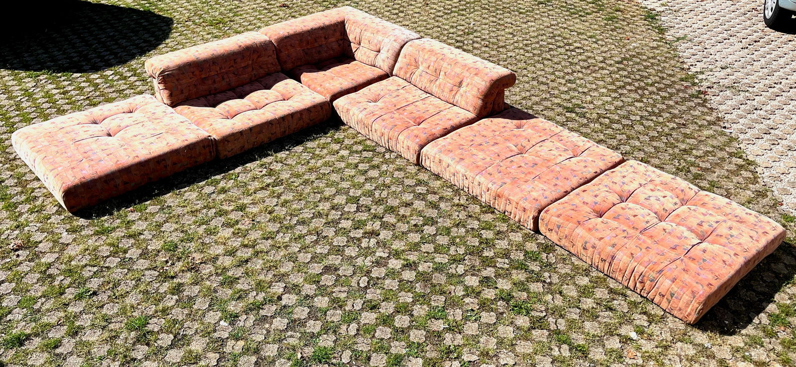 Hans HOPFER (1931-2009) : Canape modele Mah Jong entierement modulable compose de six assises et (1 of 12)