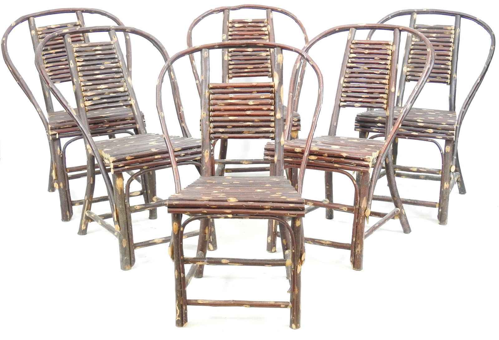 Lou FAGOTIN (editeur) : Six chaises en rondins de chataignier a dossier gondole. 88 x 41 x 42 cm.: Lou FAGOTIN (editeur) : Six chaises en rondins de chataignier a dossier gondole. 88 x 41 x 42 cm.