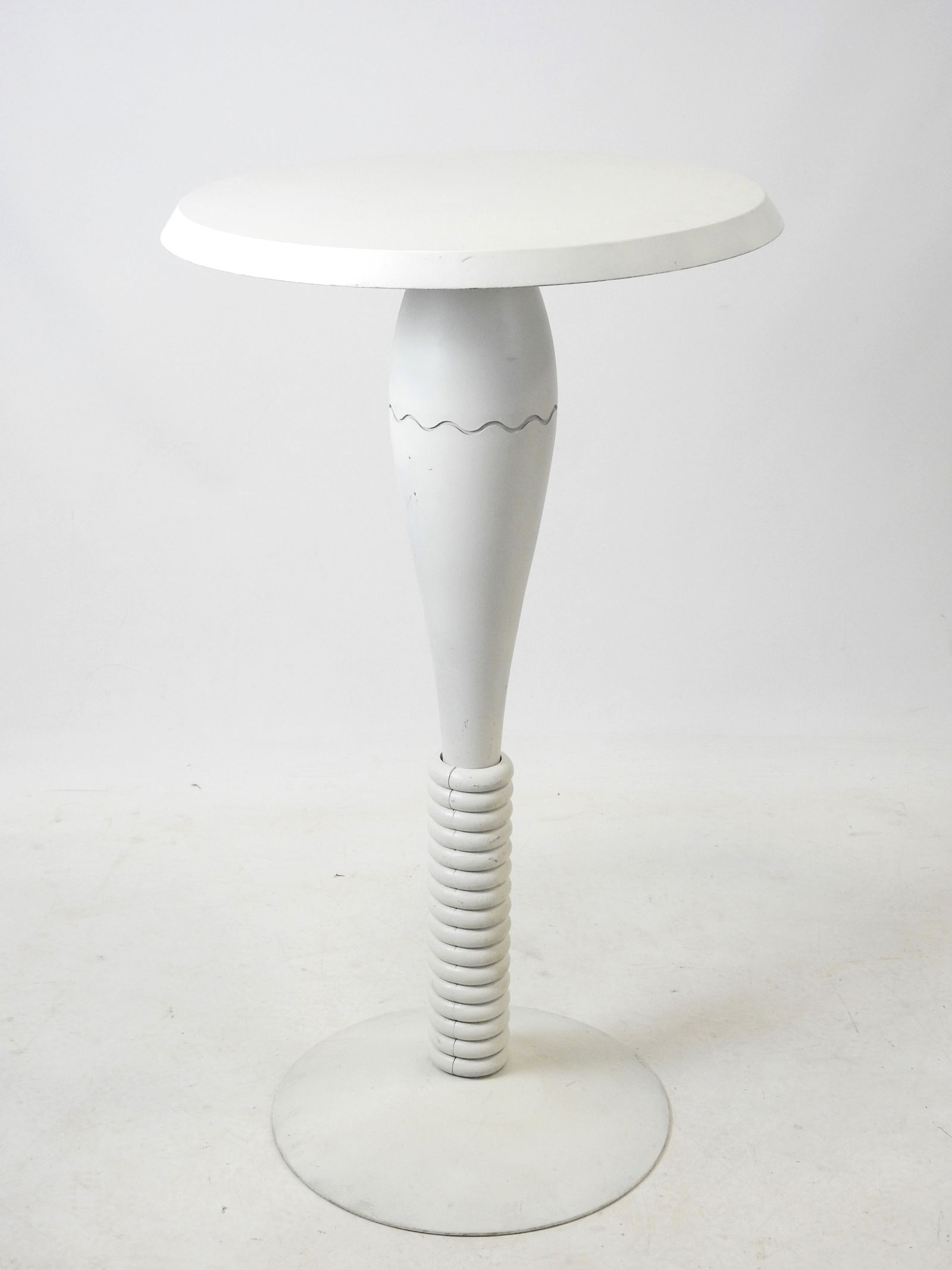 Philippe STARCK (ne en 1949) pour Kartell editeur : Table mange debout en PVC gris modele Miss: TABLE MANGE DEBOUT en PVC gris rÃ©alisÃ©e Ã partir de la table Miss Balu par Philippe STARCK (nÃ© en 1949) pour Kartell Ã©diteur, Ã©dition 1988. H: 113 cm (transformations, restaurations)