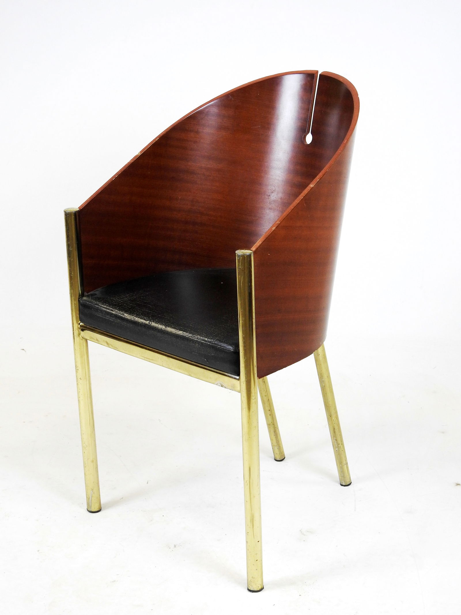 Philippe STARCK (dans le gout de) : Fauteuil en acajou dossier en cuvette, pietement metal dore. H:: Philippe STARCK (dans le gout de) : Fauteuil en acajou dossier en cuvette, pietement metal dore. H: 88 - L: 47 cm. Usures. rayures.