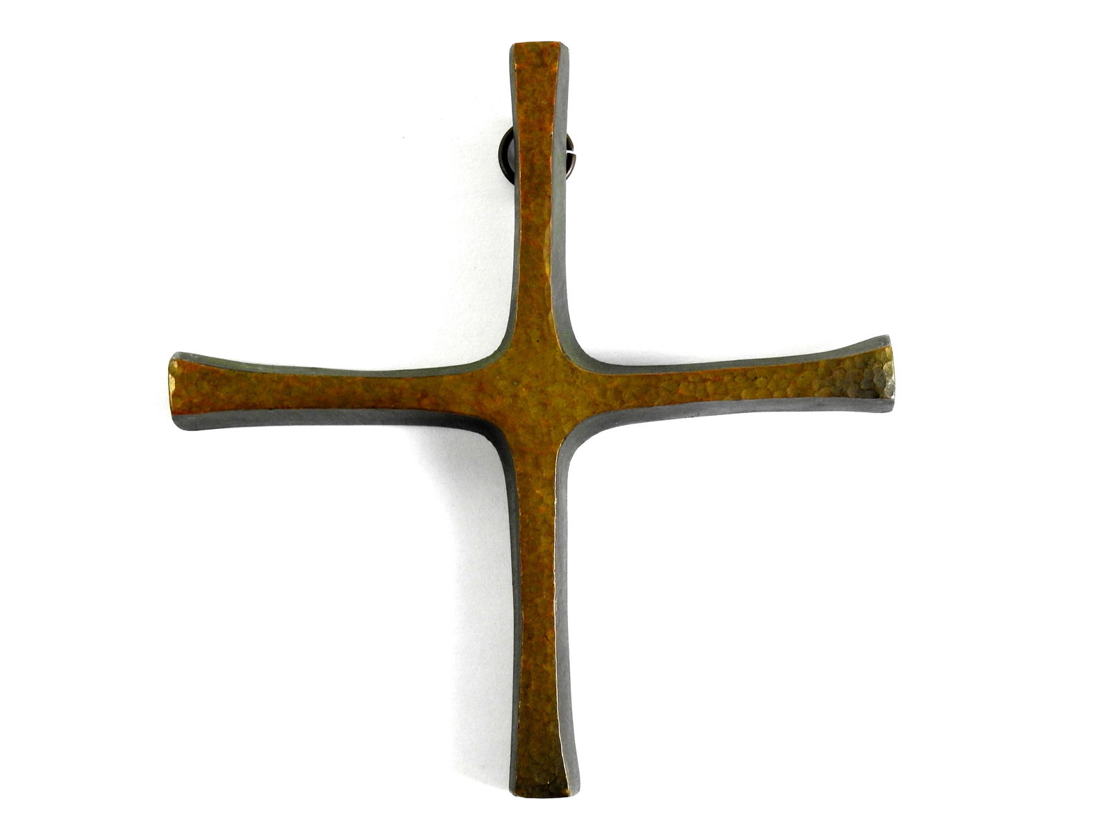 Pierre TOULHOAT (1923-2015) : Croix en bronze. Signe au dos. 14 x 13 cm: Pierre TOULHOAT (1923-2015) : Croix en bronze. Signe au dos. 14 x 13 cm