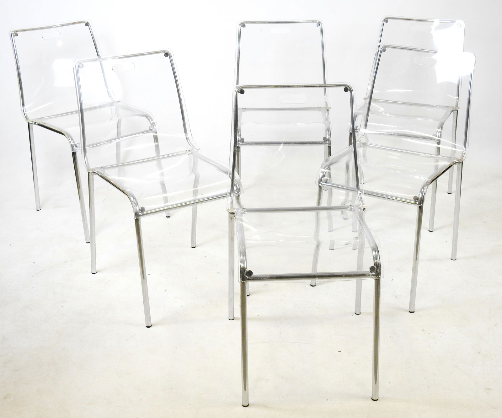 SIX CHAISES EMPILABLES en metal chrome et plexiglas. 77 x 38 x 39 cm (usures): SIX CHAISES EMPILABLES en metal chrome et plexiglas. 77 x 38 x 39 cm (usures)