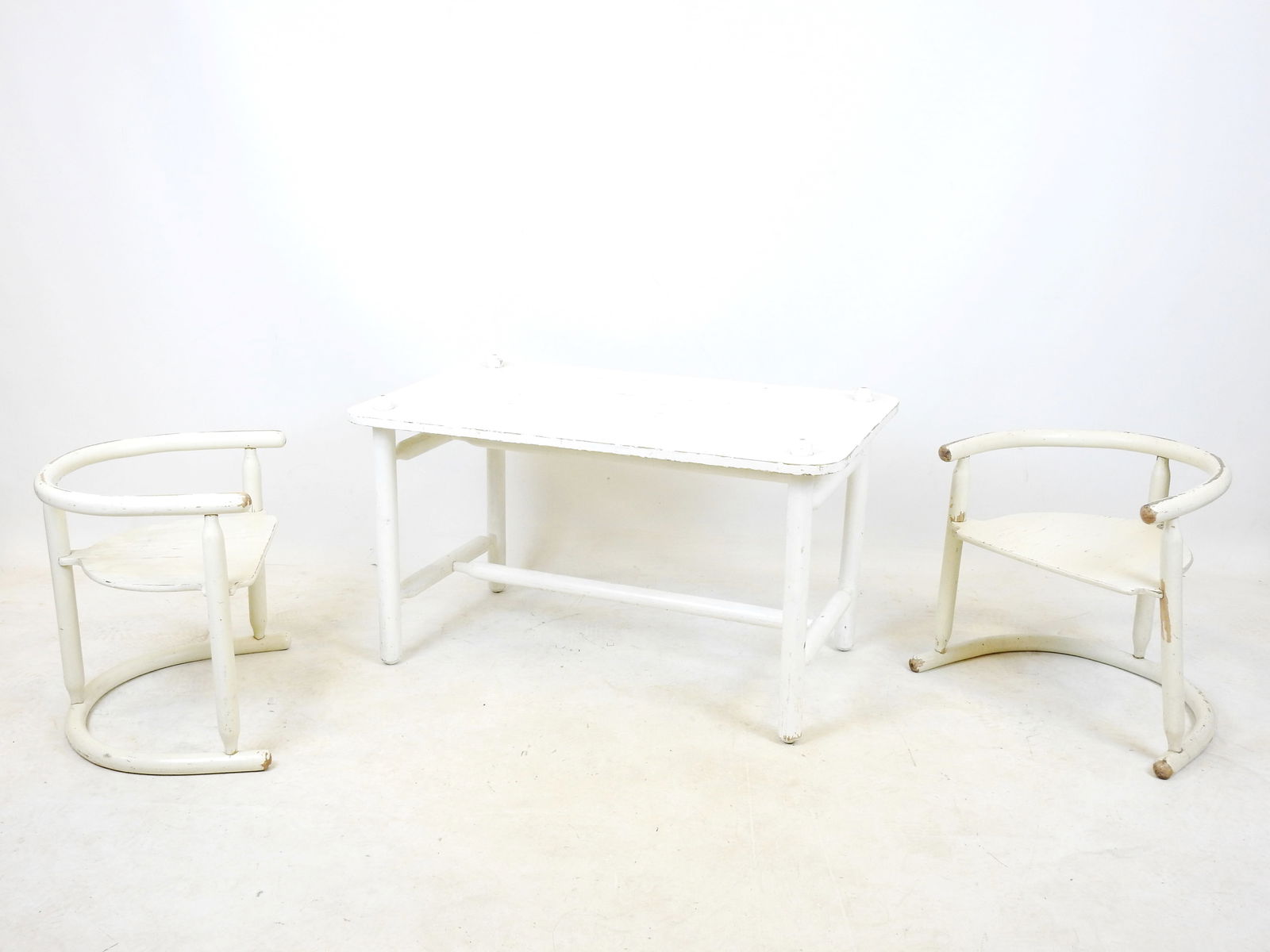 Karin MOBRING & IKEA (editeur): Table basse en bois peint blanc reposant sur quatre pieds reunis par: Karin MOBRING & IKEA (editeur): Table basse en bois peint blanc reposant sur quatre pieds reunis par une entretoise en H. Avec sa paire de fauteuils pour enfant a assise reversible en bois peint blanc