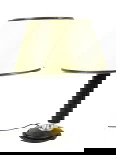 LE TANNEUR : Lampe gainee de cuir pique sellier et bague metal dore. Abat-jour d origine H 47 cm: LE TANNEUR : Lampe gainee de cuir pique sellier et bague metal dore. Abat-jour d origine H 47 cm (deformation abat-jour, electrification a revoir).
