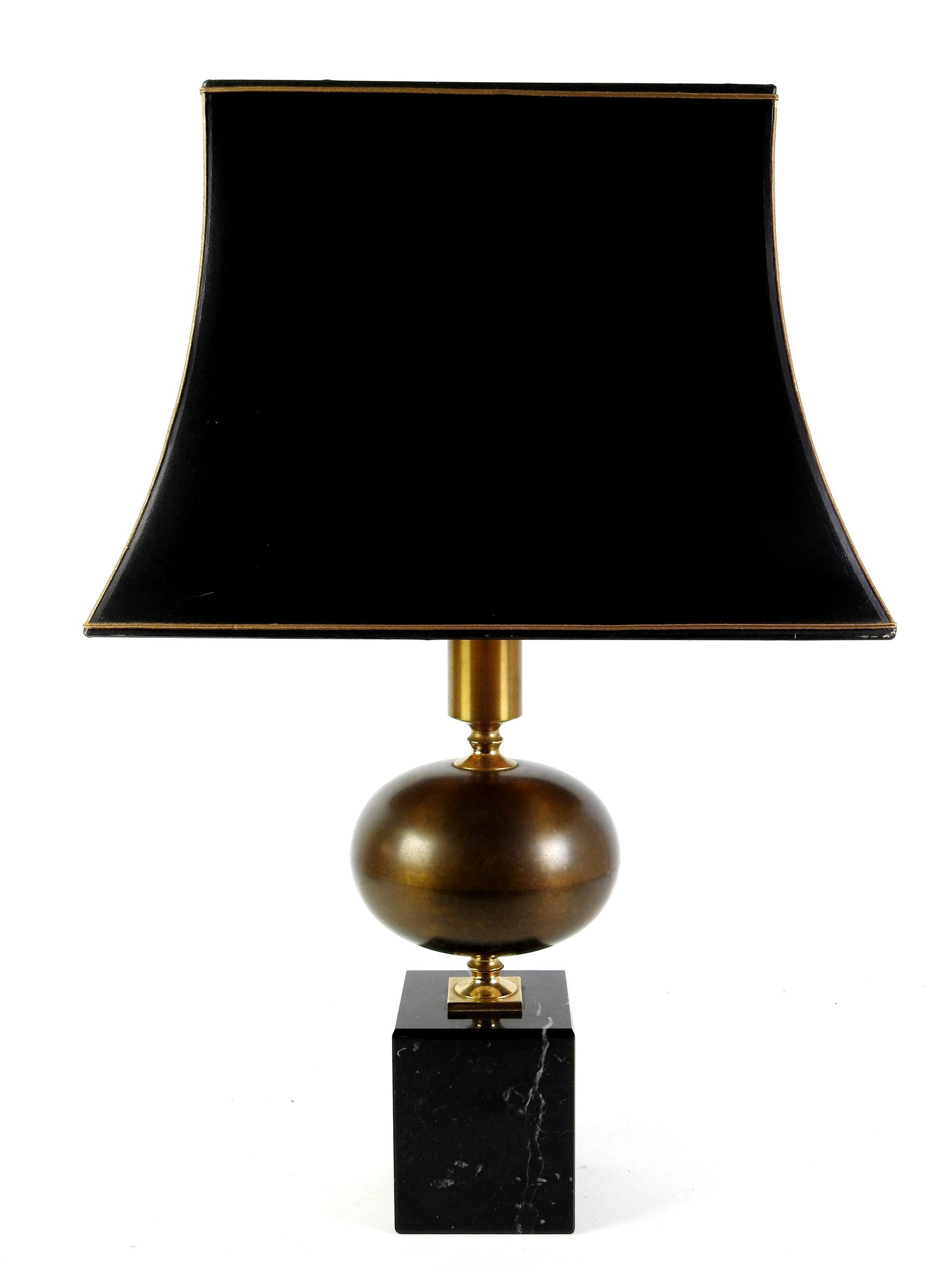 Philippe BARBIER (dans le gout) : Lampe en bronze, metal et marbre noir veine, abat-jour pagode: Philippe BARBIER (dans le gout) : Lampe en bronze, metal et marbre noir veine, abat-jour pagode noir. Annees 1970. H: 74 cm