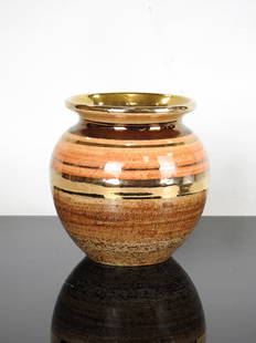 Georges PELLETIER (né en 1938): Vase boule en céramique émaillée à rehauts dorés. Signé sur: Georges PELLETIER (né en 1938): Vase boule en céramique émaillée à rehauts dorés. Signé sur la panse. H. 12 - D. 11 cm.