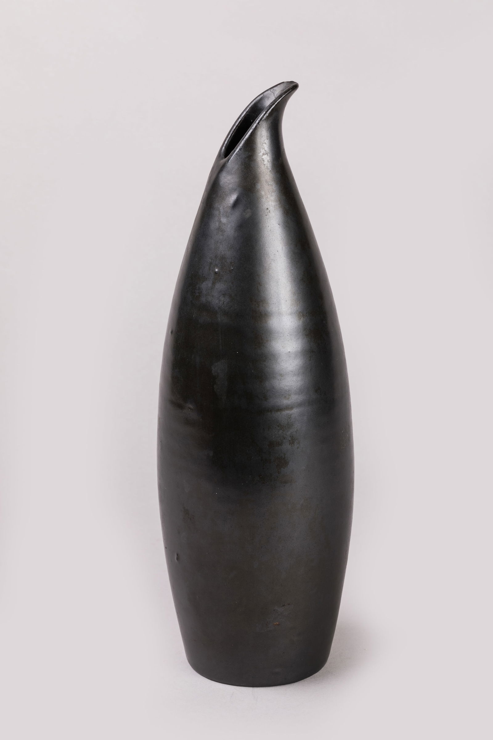 ..ACCOLAY : Vase en faïence émaillée uni noir. Signé sous la base Accolay NG. H. : 31 cm. (Col: ..ACCOLAY : Vase en faïence émaillée uni noir. Signé sous la base Accolay NG. H. : 31 cm. (Col recollé).