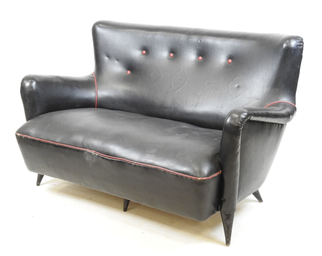 Charles RAMOS (né en 1925) : Canapé à cinq pieds en skaï noir et rouge. 78 x 128 x 55 cm: Charles RAMOS (né en 1925) : Canapé à cinq pieds en skaï noir et rouge. 78 x 128 x 55 cm environ. Usures.