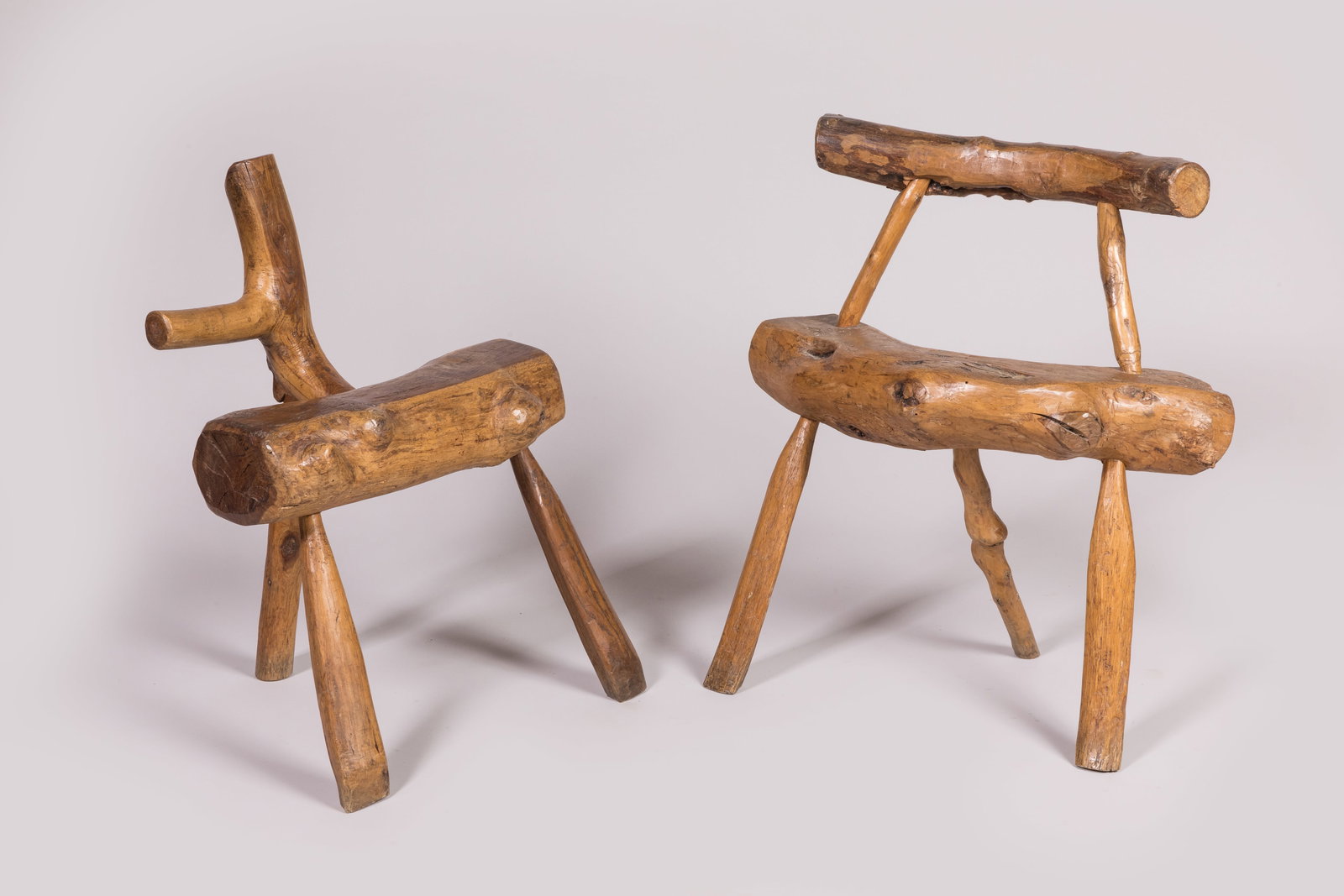 DEUX CHAISES brutalistes en bois H. 73 - L 68 - 35 cm et H. 72 - L. 52 - P. 45 cm.: DEUX CHAISES brutalistes en bois H. 73 - L 68 - 35 cm et H. 72 - L. 52 - P. 45 cm.