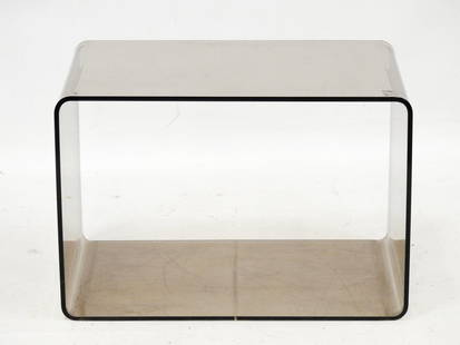 Michel DUMAS (XX° siècle) pour Roche Bobois: Table basse en plexiglas teinté rose et blanc fumé.: Michel DUMAS (XX° siècle) pour Roche Bobois: Table basse en plexiglas teinté rose et blanc fumé. Vers 1970. H 41 - L. 62 - l. 40 cm.