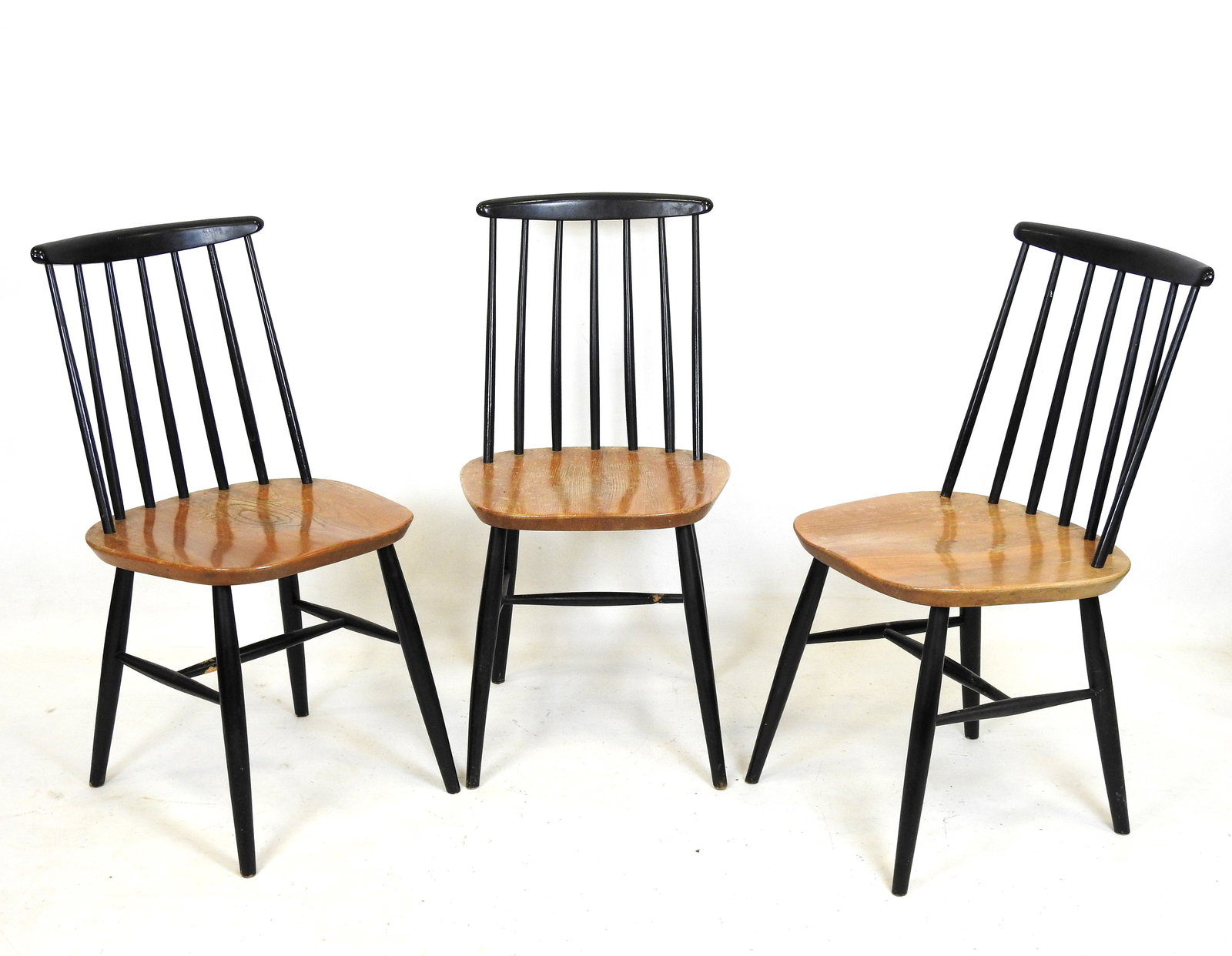 Lennart KARLSTRORP (XX-XXIe), dans le goût de : Trois chaises modèle « Fanett » à structure: Lennart KARLSTRORP (XX-XXIe), dans le goût de : Trois chaises modèle « Fanett » à structure en hêtre teinté noir, dossier ajouré à barreaux et assise en contreplaqué. H : 83 - L : 43 - P : 4