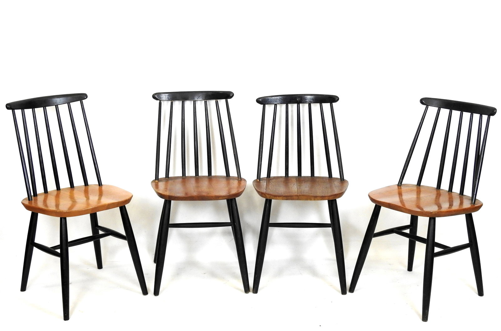 Ilmari TAPIOVAARA (1914-1999) : Quatre chaises modèle « Fanett » à structure en hêtre teinté: Ilmari TAPIOVAARA (1914-1999) : Quatre chaises modèle « Fanett » à structure en hêtre teinté noir, dossier ajouré à barreaux et assise en contreplaqué. Modèle créé en 1949, Finlande. H : 8