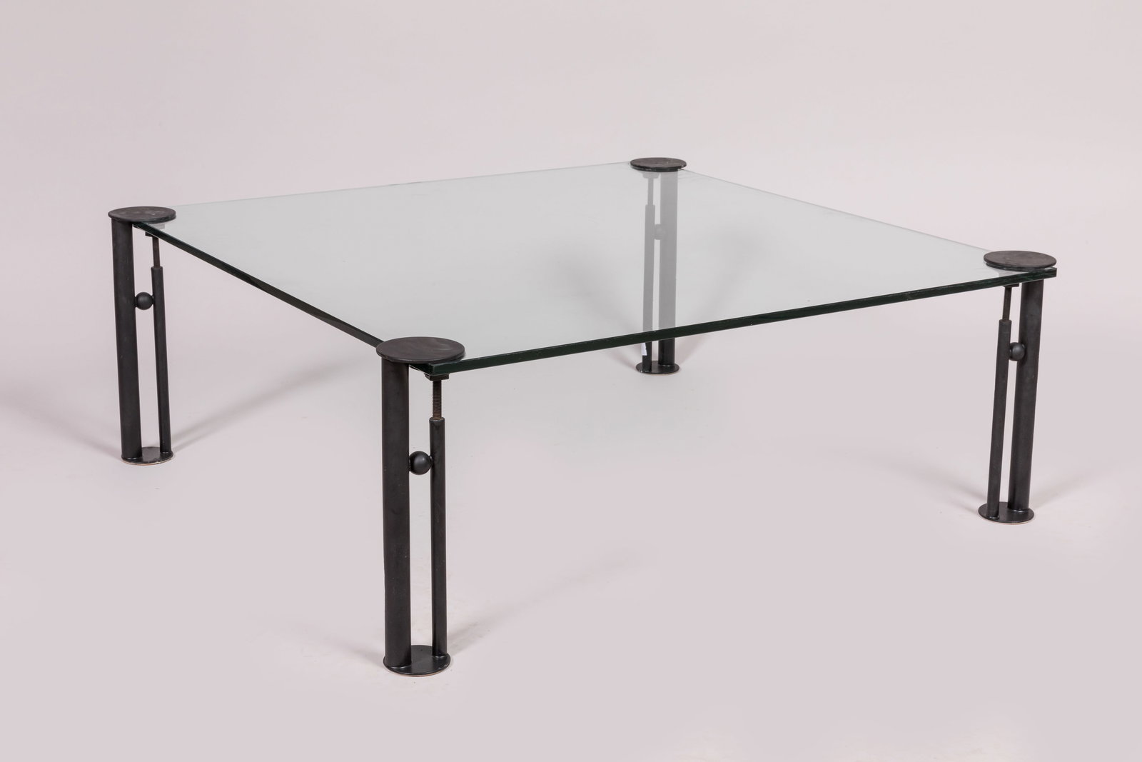 Philippe STARCK (né en 1949): Table basse modèle Joe ship, plateau circulaire en verre, encadré: Philippe STARCK (né en 1949): Table basse modèle Joe ship, plateau circulaire en verre, encadré de trois pieds modulables en métal laqué noir, système de fixation en serre-joint.. Editeur Trois