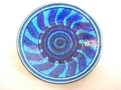 Inger PERSSON (ne en 1936) : Importante coupe circulaire en ceramique turquoise et bleu. Signe au: Inger PERSSON (ne en 1936) : Importante coupe circulaire en ceramique turquoise et bleu. Signe au revers. Annote Atelje Sweden. Manufacture de Rörstrand. Diam : 40 cm.