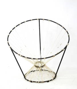 ARP (atelier de recherche plastique fonde par Guariche, Mortier, Motte) : Fauteuil scoubidou dit: ARP (atelier de recherche plastique fonde par Guariche, Mortier, Motte) : Fauteuil scoubidou dit coquetier, pietement en metal, assise en fils plastiques tendus. Annees 1950. H : 76 - L: 79 cm (usures