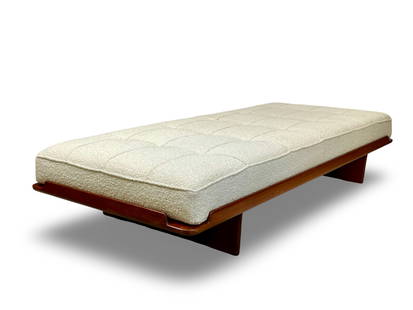 Grete JALK (1920-2006) : Daybed. Lit en bois et tissu bouclette blanche. Edition P. Jeppesen.: Grete JALK (1920-2006) : Daybed. Lit en bois et tissu bouclette blanche. Edition P. Jeppesen. Pastilles de l'editeur et du Danish control.. Modele cree vers 1960. H: 38 - L: 200 - P: 86 cm environ. (t