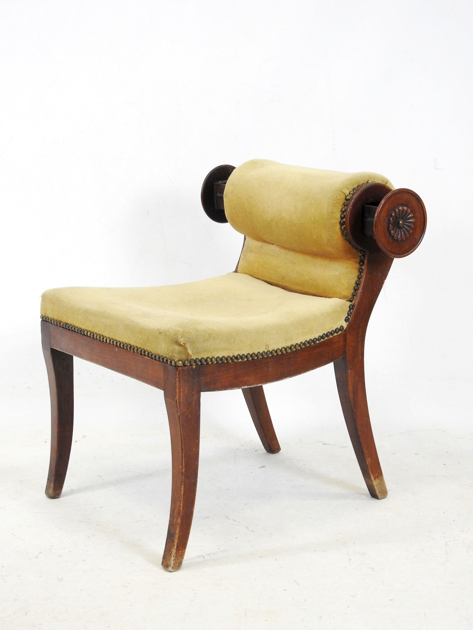 CHAISE DE FUMEUR ou PONTEUSE en acajou a petit dossier a enroulement dissimulant deux tiroirs: CHAISE DE FUMEUR ou PONTEUSE en acajou a petit dossier a enroulement dissimulant deux tiroirs lateraux, pieds sabre. Epoque Empire. H: 62 - L: 48 - P: 47 cm. Usures.