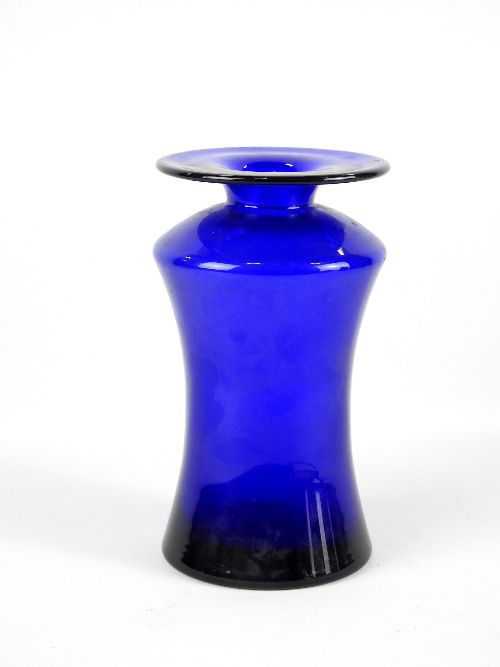 HOLMEGAARD (Danemark) : Vase en verre bleu. H: 24 cm: HOLMEGAARD (Danemark) : Vase en verre bleu. H: 24 cm