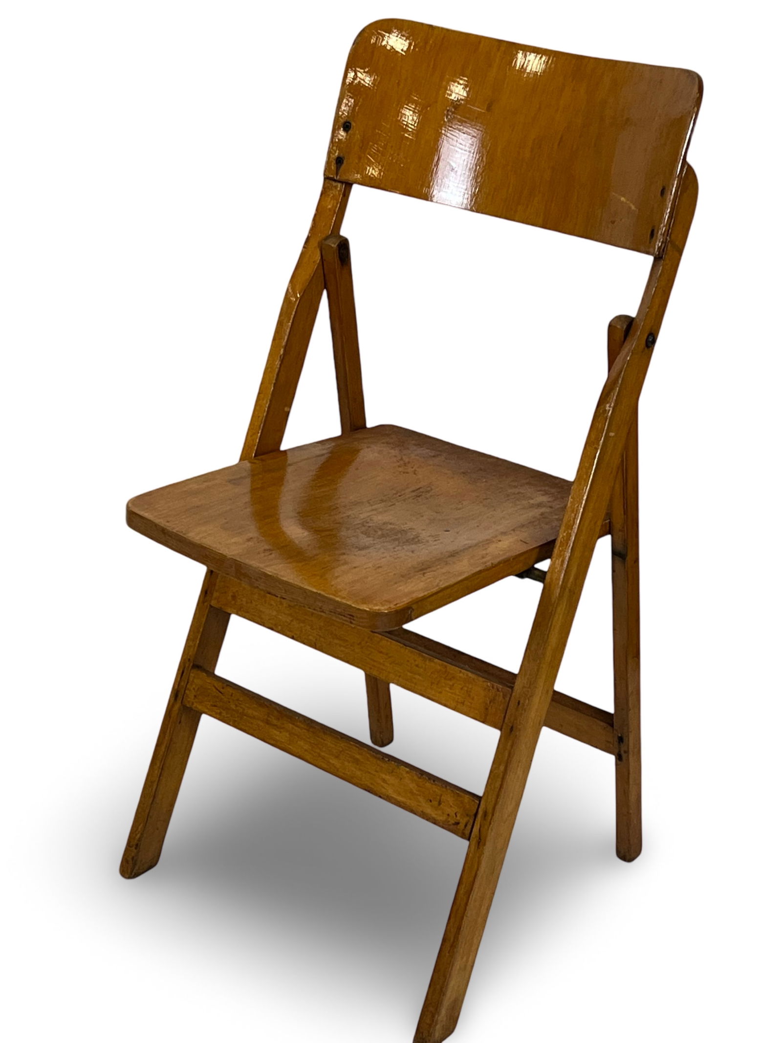 PAIRE DE CHAISES PLIANTES en bois. Annees 1950. H 85 - L 42 cm.: PAIRE DE CHAISES PLIANTES en bois. Annees 1950. H 85 - L 42 cm.