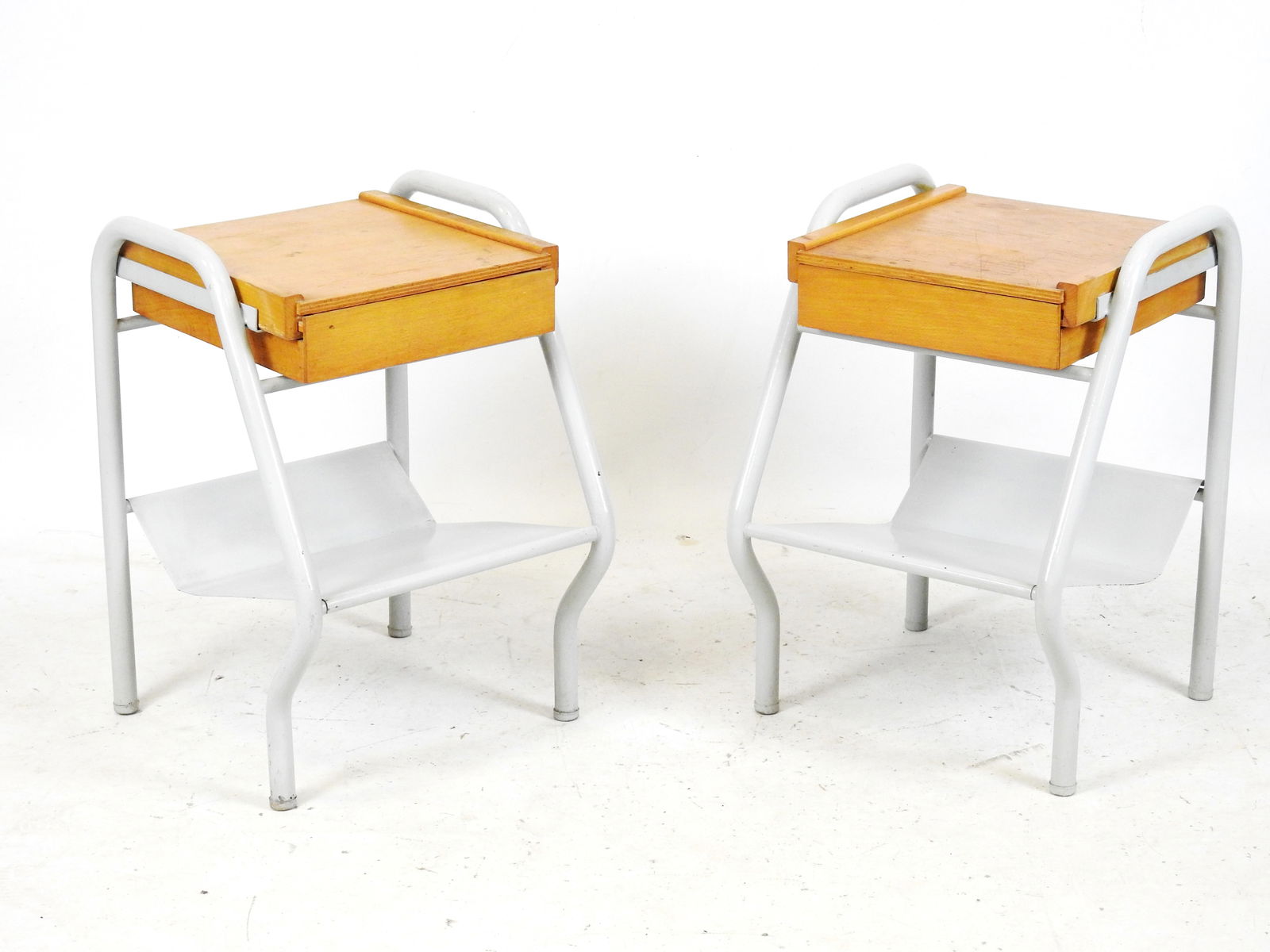 Attribue a Jacques HITIER (1917-1999) : Paire de tables de chevet en bois et metal. 55 x 40 x 40 cm: Attribue a Jacques HITIER (1917-1999) : Paire de tables de chevet en bois et metal. 55 x 40 x 40 cm