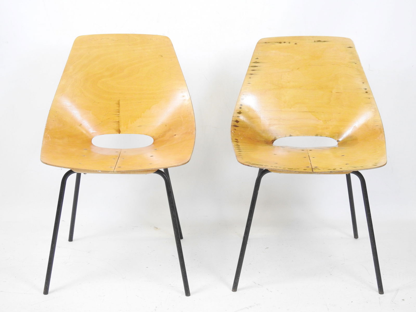 Pierre GUARICHE (1926-1995) - Edition Steiner: Deux chaises "Tonneau" en bois contreplaque: Pierre GUARICHE (1926-1995) - Edition Steiner: Deux chaises "Tonneau" en bois contreplaque thermoforme. Plaque de fabricant. H 75 - L 50 - P 40 cm. Usures et taches.