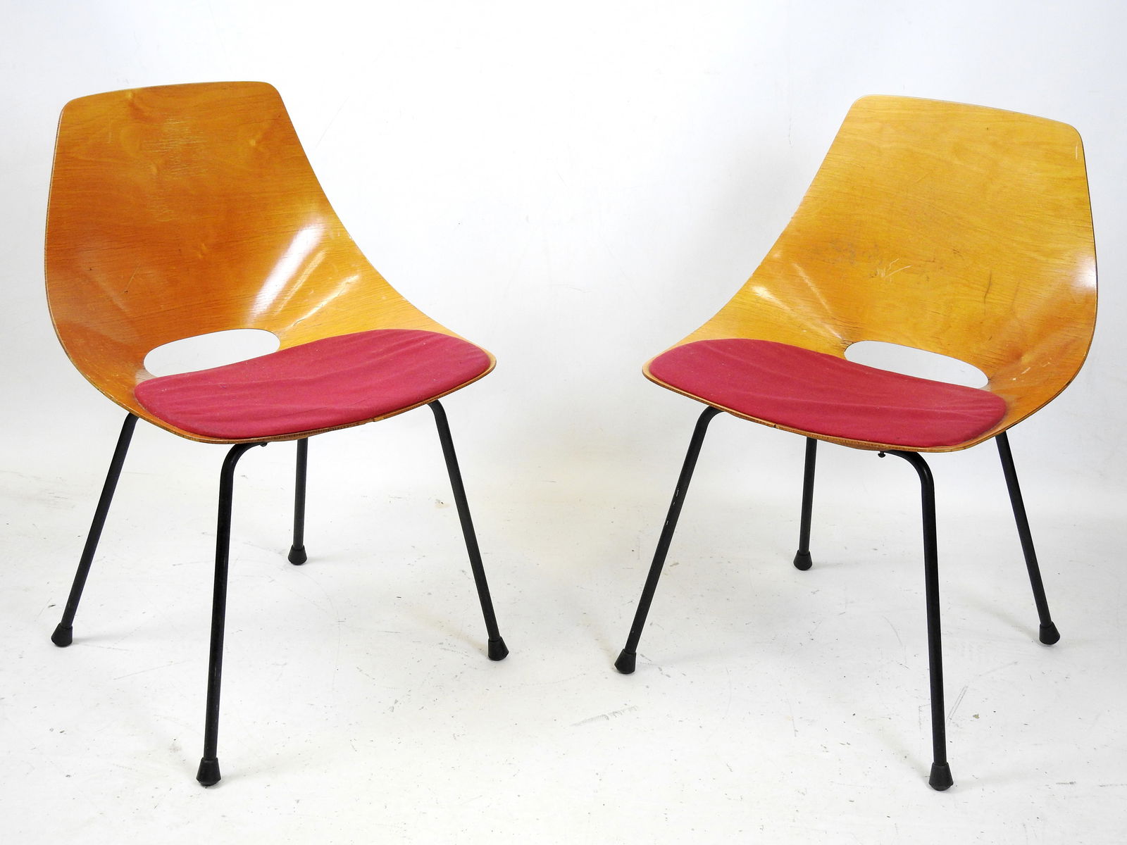 Pierre GUARICHE (1926-1995) - Edition Steiner : Paire de chaises tonneau en contreplaque: Pierre GUARICHE (1926-1995) - Edition Steiner : Paire de chaises tonneau en contreplaque thermoforme, galette rouge, pieds en metal tubulaire noirci. Plaque de fabricant. Usures et petites taches, dec