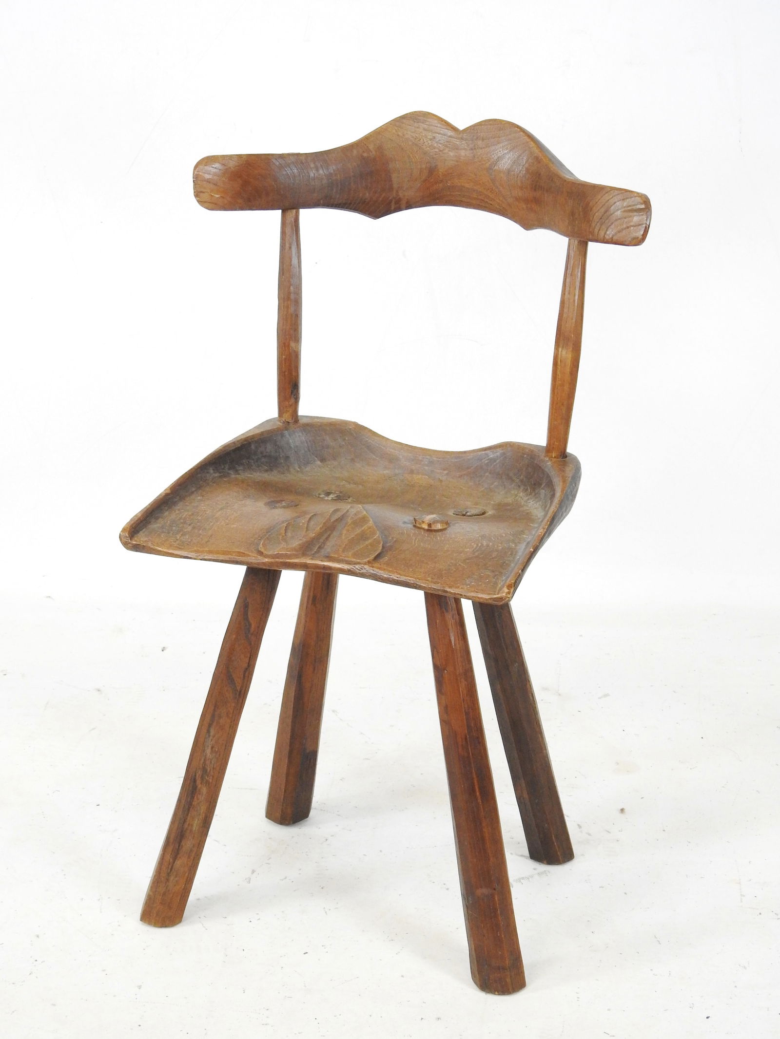 CHAISE BRUTALISTE en bois travaille a la gouge. H. 81 - L. 42 - P. 30 cm.: CHAISE BRUTALISTE en bois travaille a la gouge. H. 81 - L. 42 - P. 30 cm.