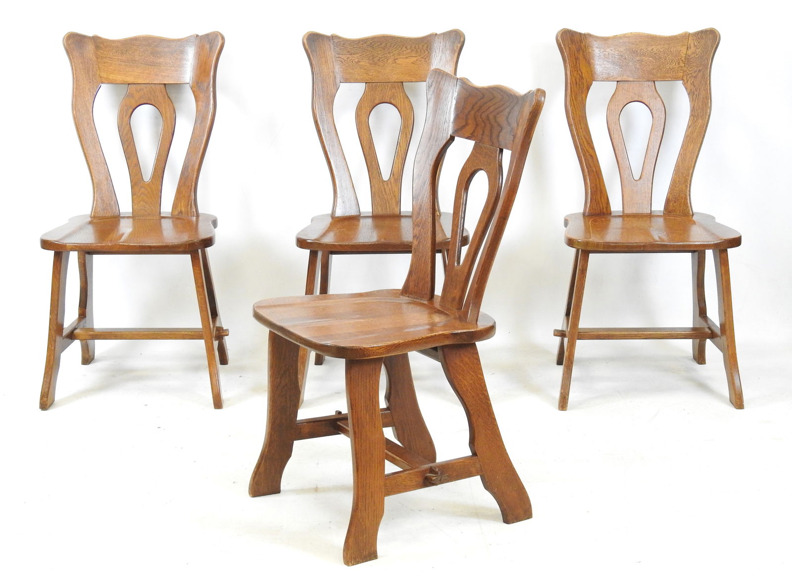 QUATRE CHAISES en bois naturel, le pietement a entretoise. Travail Brutaliste. 90 x 45 x 45 cm.: QUATRE CHAISES en bois naturel, le pietement a entretoise. Travail Brutaliste. 90 x 45 x 45 cm. Manques des tenons.