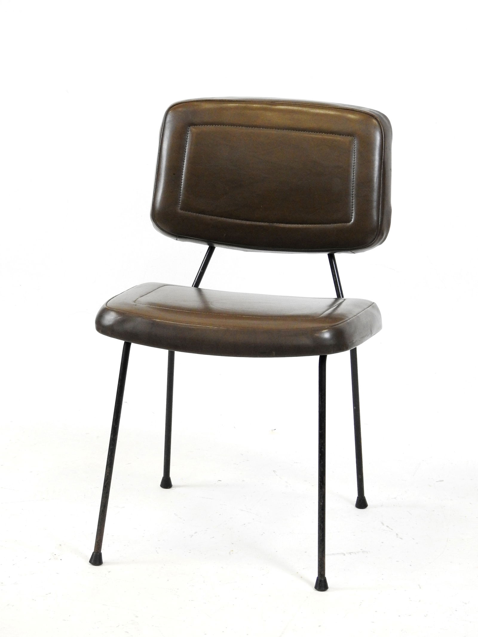 Pierre PAULIN (1927-2009) : Chaise modele CM196 a assise et dossier en skai d'origine de couleur: Pierre PAULIN (1927-2009) : Chaise modele CM196 a assise et dossier en skai d'origine de couleur brune reposant sur un pietement en metal tubulaire laque noir. H: 78 - L : 45 - P: 40 cm