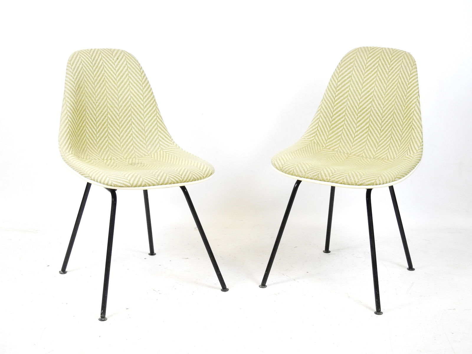 Charles (1907-1978) et Ray (1912-1988) EAMES : Paire de chaises modele DSX, la coque en fibre de: Charles (1907-1978) et Ray (1912-1988) EAMES : Paire de chaises modele DSX, la coque en fibre de verre, pietement metal tubulaire, garniture lainage. Etiquette Mobilier International. H: 77 - L : 48 c