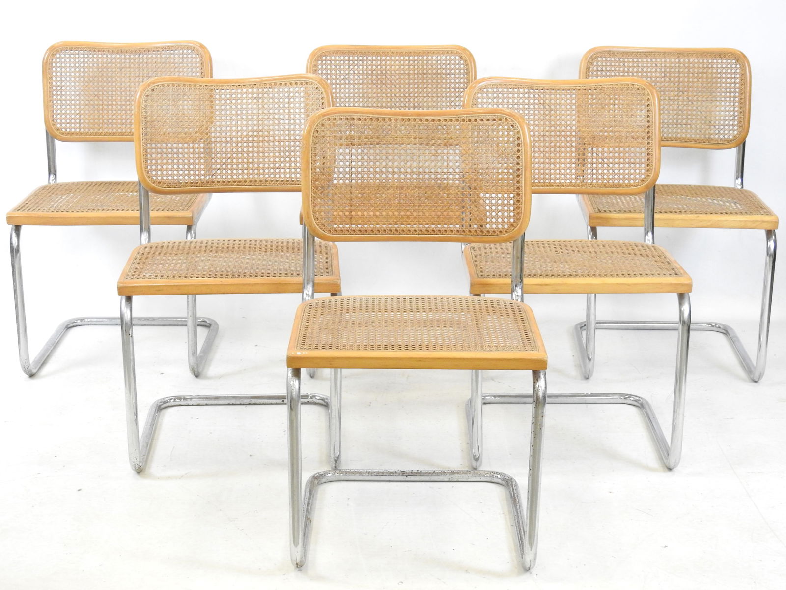 Marcel BREUER (1902-1981) d'apres : six chaises cannees modele Cesca B32 en metal tubulaire chrome: Marcel BREUER (1902-1981) d'apres : six chaises cannees modele Cesca B32 en metal tubulaire chrome et hetre naturel, dossier et assise cannee. Haut : 82 - Long : 47 - Larg : 44 cm (piqures sur deux ch