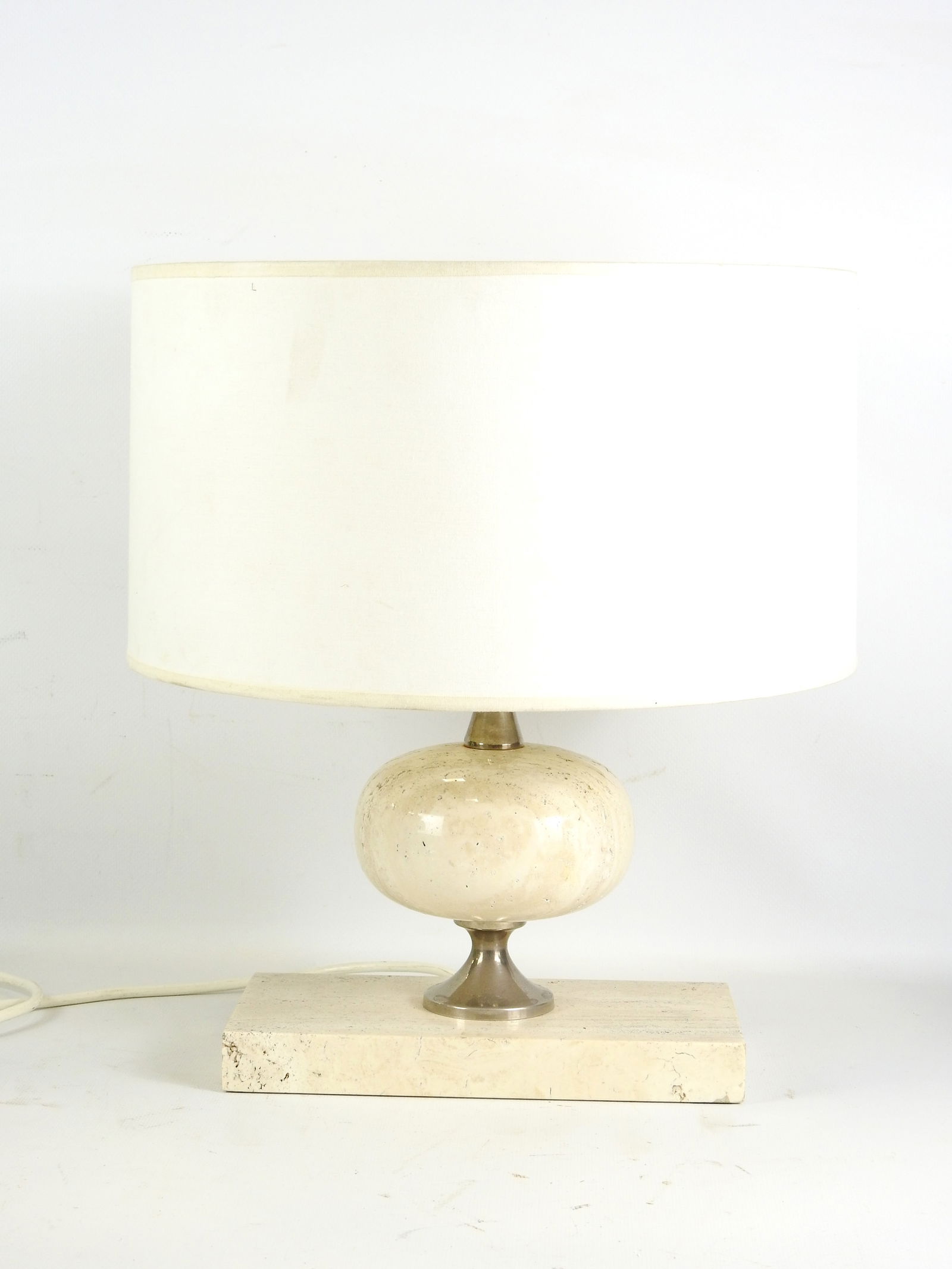 Philippe BARBIER (1927-2020) : Lampe a poser en travertin, abat-jour creme. H: 39 cm (legeres taches: Philippe BARBIER (1927-2020) : Lampe a poser en travertin, abat-jour creme. H: 39 cm (legeres taches et deformations)