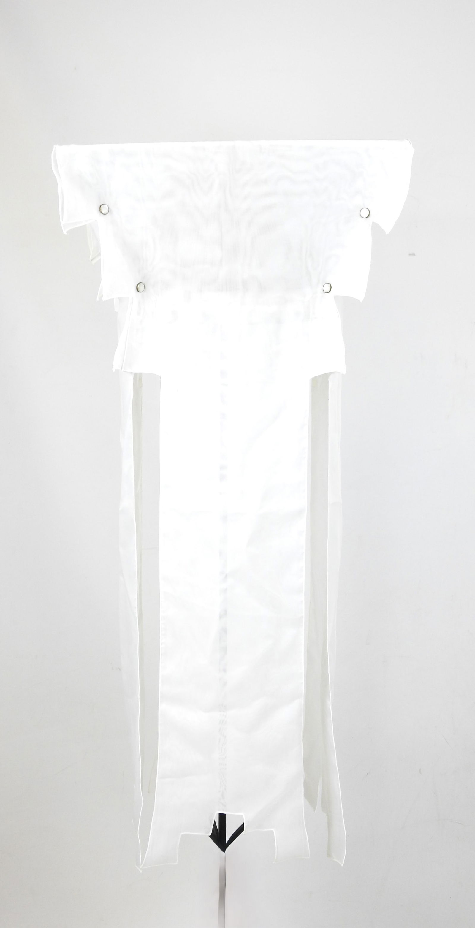 Kazuhide TAKAHAMA (1930 - 2009) : Suspension en metal laque blanc et tissu tombant blanc. Modele: Kazuhide TAKAHAMA (1930 - 2009) : Suspension en metal laque blanc et tissu tombant blanc. Modele Naeko. Edition Sirrah (Italie), annees 1970. Dim. structure : 55.5 x 49.5 cm. H. totale : 114 cm. Manqu