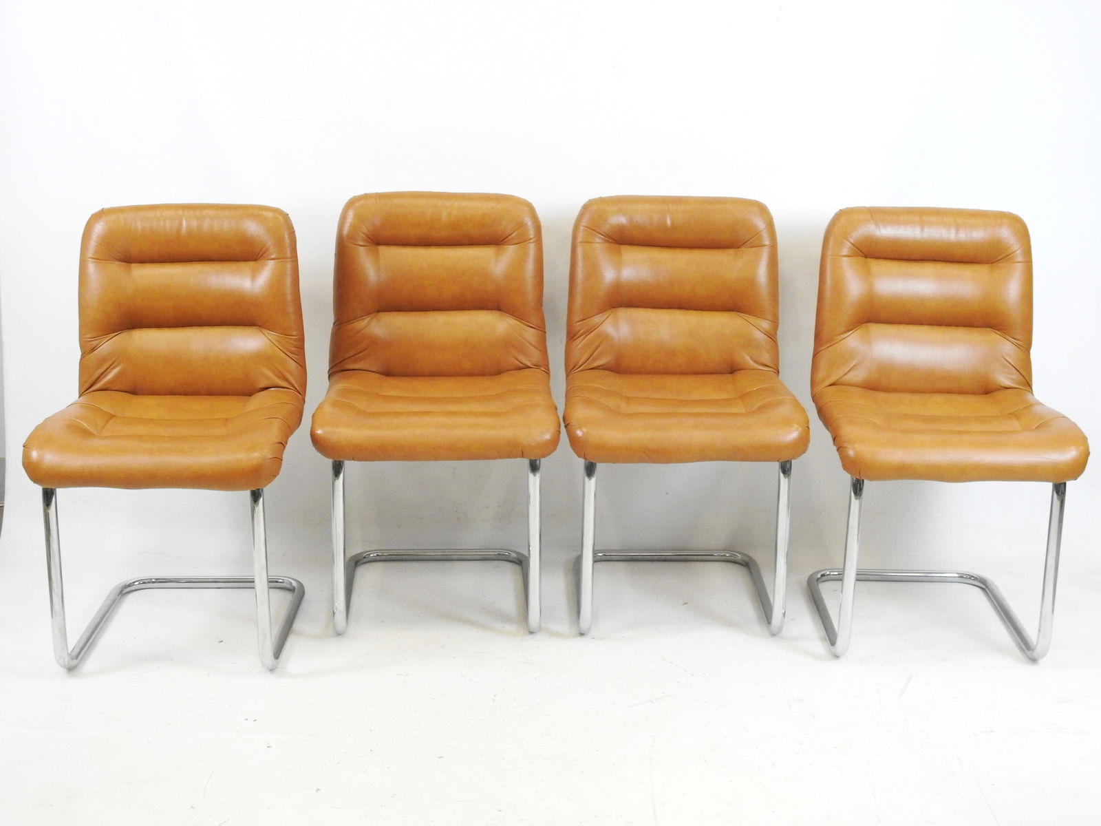 QUATRE CHAISES en metal tubulaire chrome et simili cuir marron. H 80 - L 46 - P 45 cm: QUATRE CHAISES en metal tubulaire chrome et simili cuir marron. H 80 - L 46 - P 45 cm