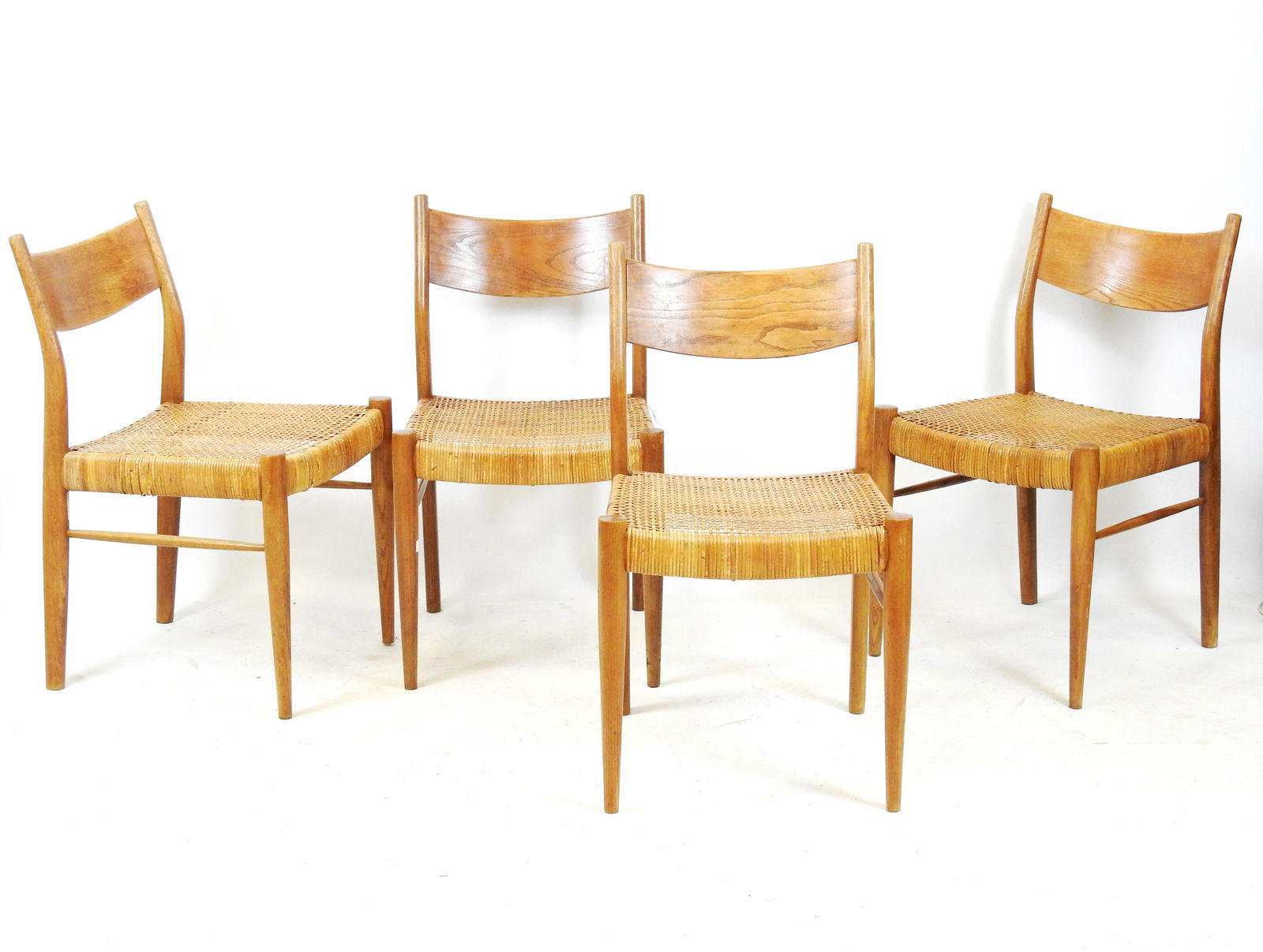 CONSORZIO SEDIE FRIULI (Italie) : Quatre chaises en bois et paille. Circa 1960. etiquette d'editeur: CONSORZIO SEDIE FRIULI (Italie) : Quatre chaises en bois et paille. Circa 1960. etiquette d'editeur au pietement. H. 80 - L. 46 - P. 46 cm.