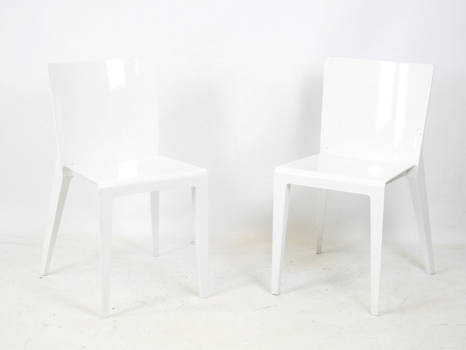 Hannes WETTSTEIN (1958-2008) : Paire de chaises "Alfa" en resine de polyesther blanche marque UP GF: Hannes WETTSTEIN (1958-2008) : Paire de chaises "Alfa" en resine de polyesther blanche marque UP GF 30 au revers. Edition Moltoni. 80 x 38 x 40 cm (petits manques).