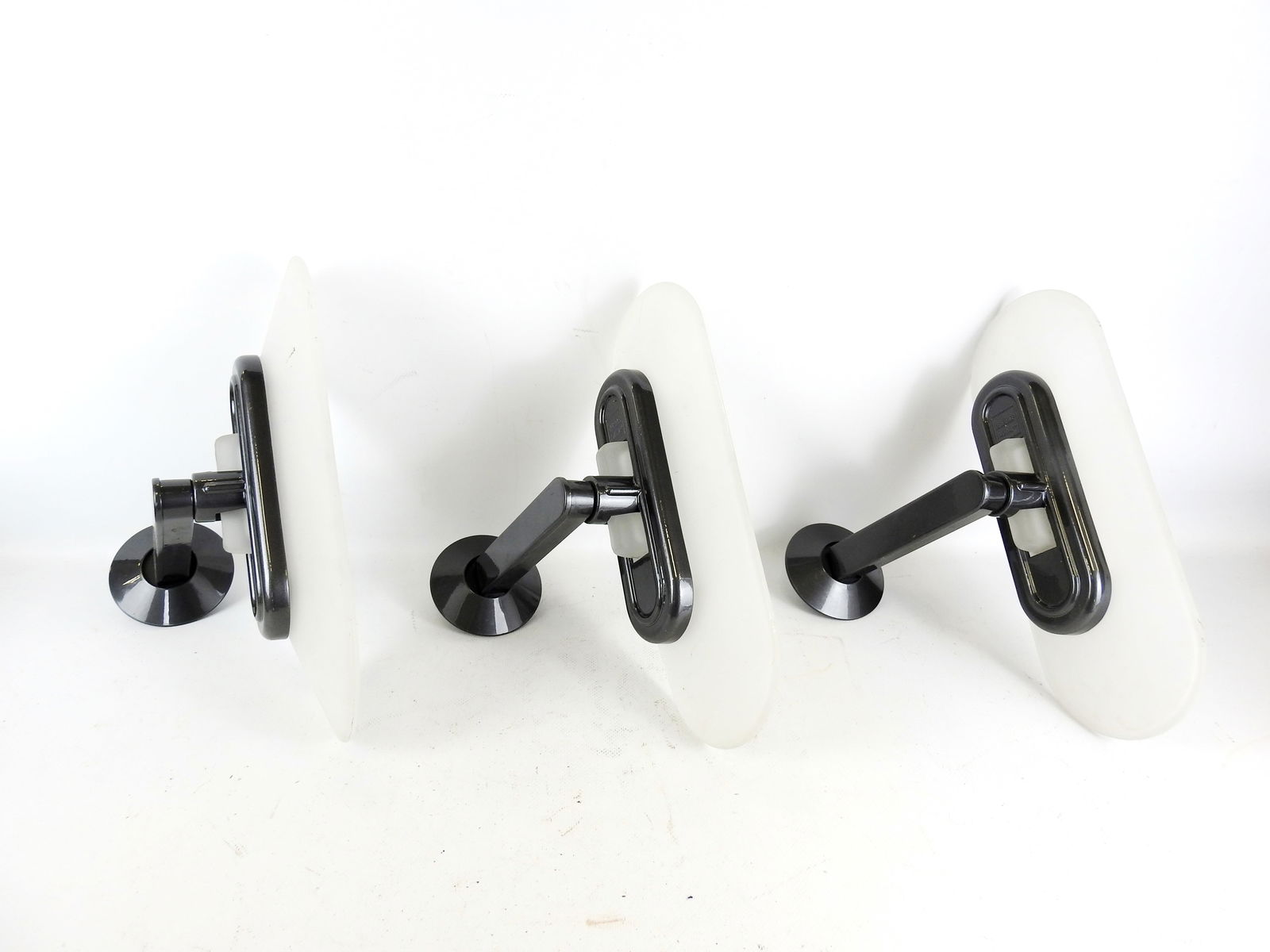 Perry KING (1938-2020) et Santiago MIRANDA (ne en 1938) - Edition Arteluce Trois appliques "Jill": Perry KING (1938-2020) et Santiago MIRANDA (ne en 1938) - Edition ArteluceTrois appliques "Jill" halogenes en metal noir et verre depoliItalie, 1970-1980, H. 15 x L. 38 x P.26 cm