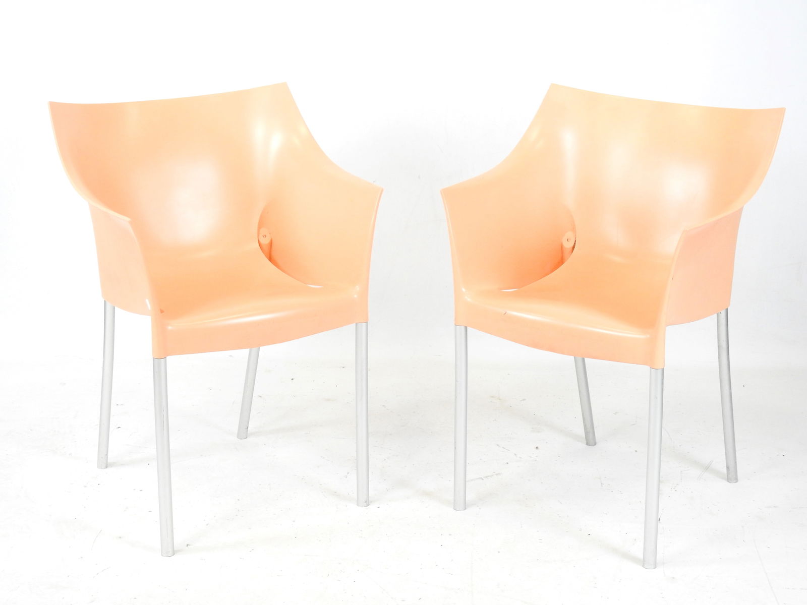 Philippe STARCK (ne en 1949) designer & KARTELL editeur « Dr No » le modele conçu en [1997] Paire: Philippe STARCK (ne en 1949) designer & KARTELL editeur« Dr No » le modele conçu en [1997]Paire de fauteuils d'exterieur empilables en polypropylene teinte mandarine, les pieds en aluminium anodise