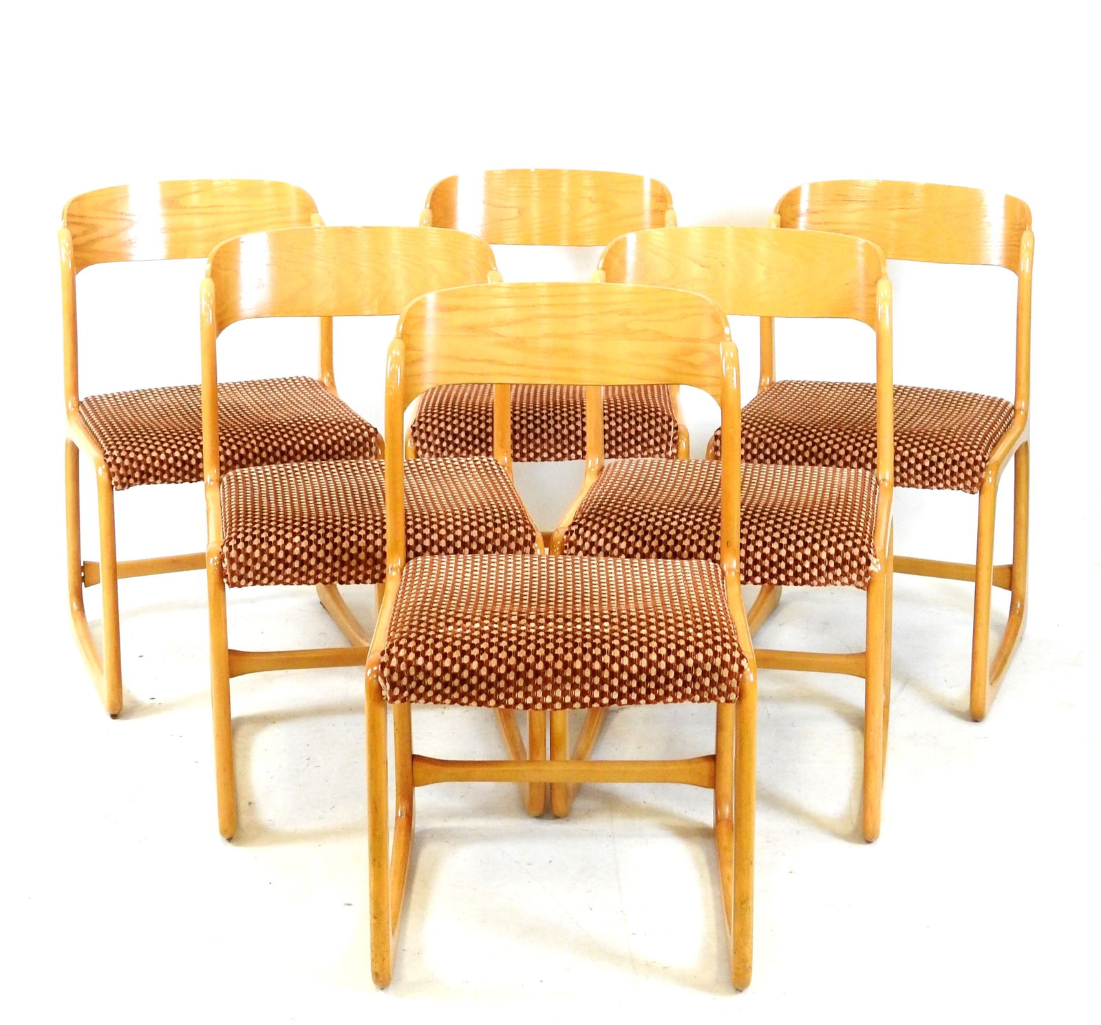 BAUMANN (editeur): Six chaises modele "Traineau" en bois thermoforme, les assises en velours. 80 x: BAUMANN (editeur): Six chaises modele "Traineau" en bois thermoforme, les assises en velours. 80 x 50 x 45 cm