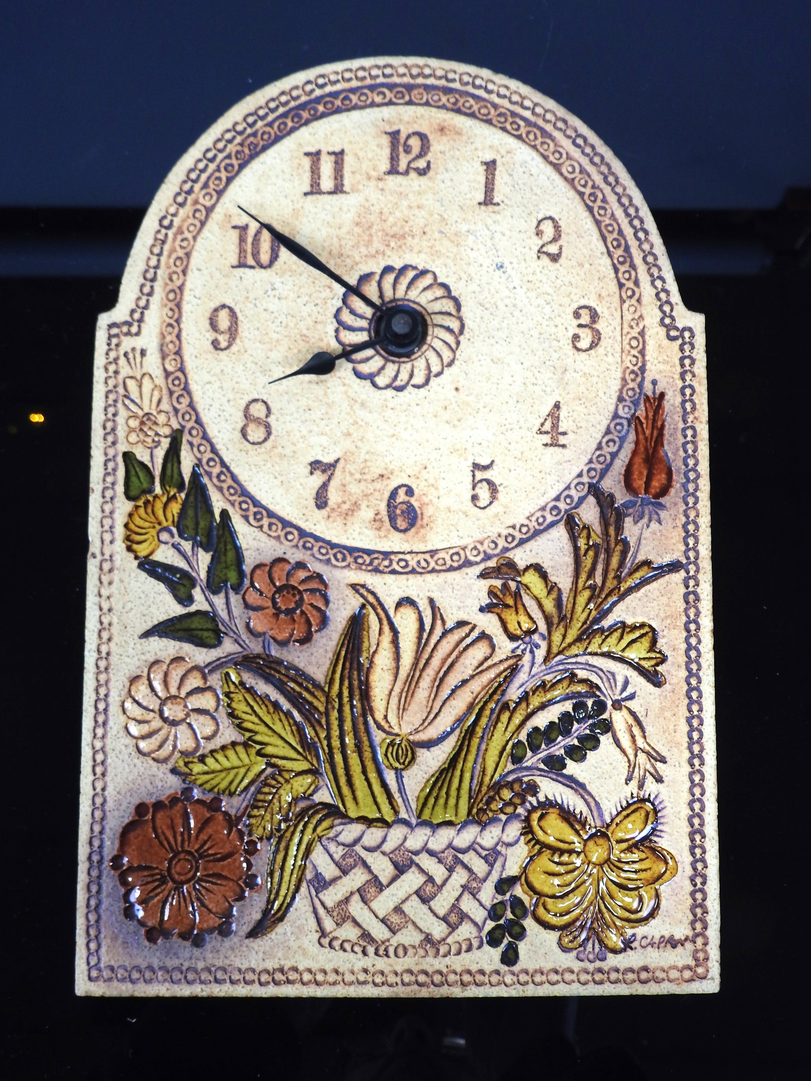 Roger CAPRON (1922-2006) : Pendule au panier fleur: Roger CAPRON (1922-2006) :Pendule au panier fleuri en ceramique Signe.H : 29 - L: 19 cm