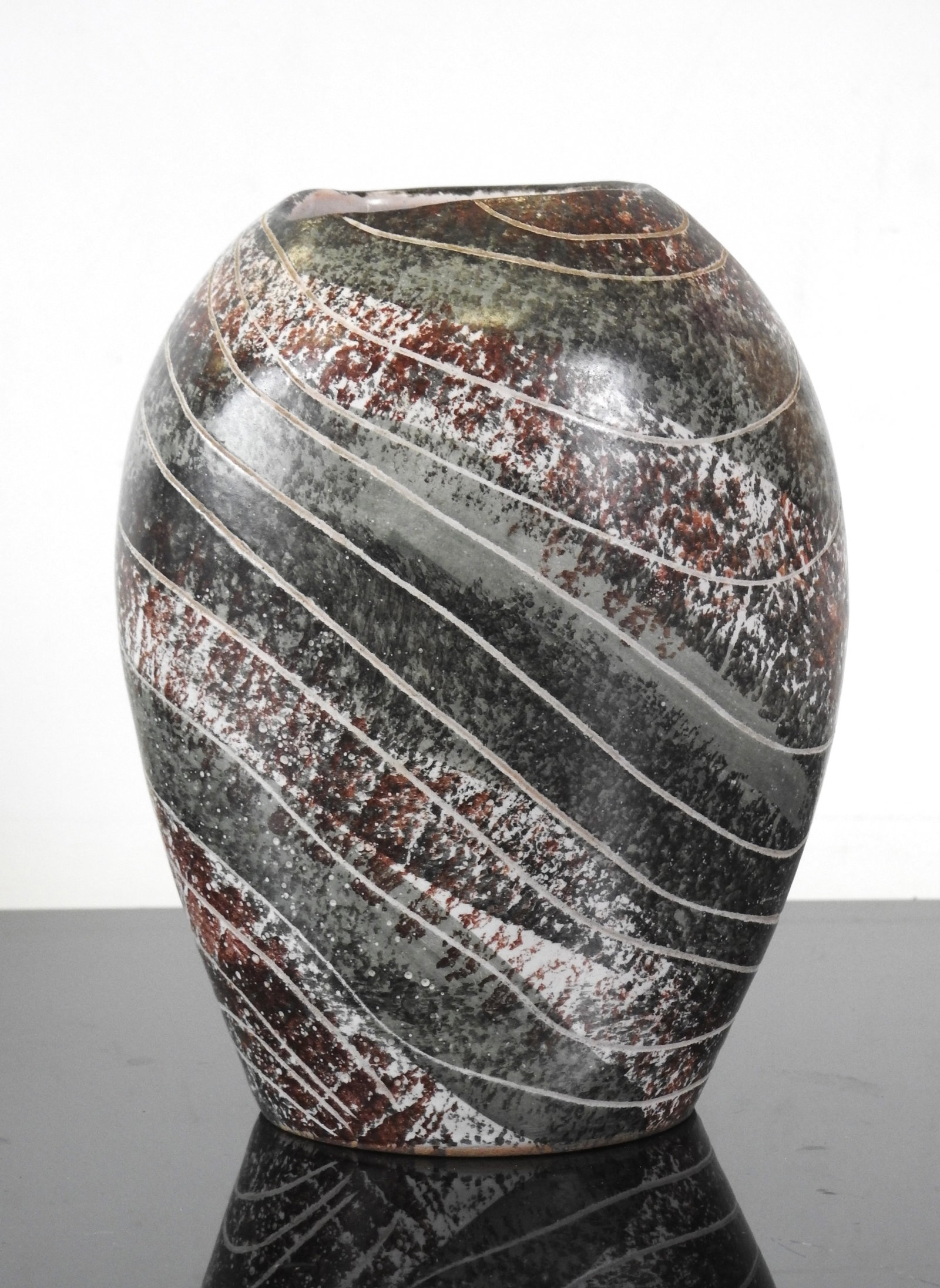 Jean AUSTRUY (1910-2012) Vase en ceramique emaille: Jean AUSTRUY (1910-2012)Vase en ceramique emaillee a decor scarifie de lignes en diagonale.Signe au reversH 19 cm