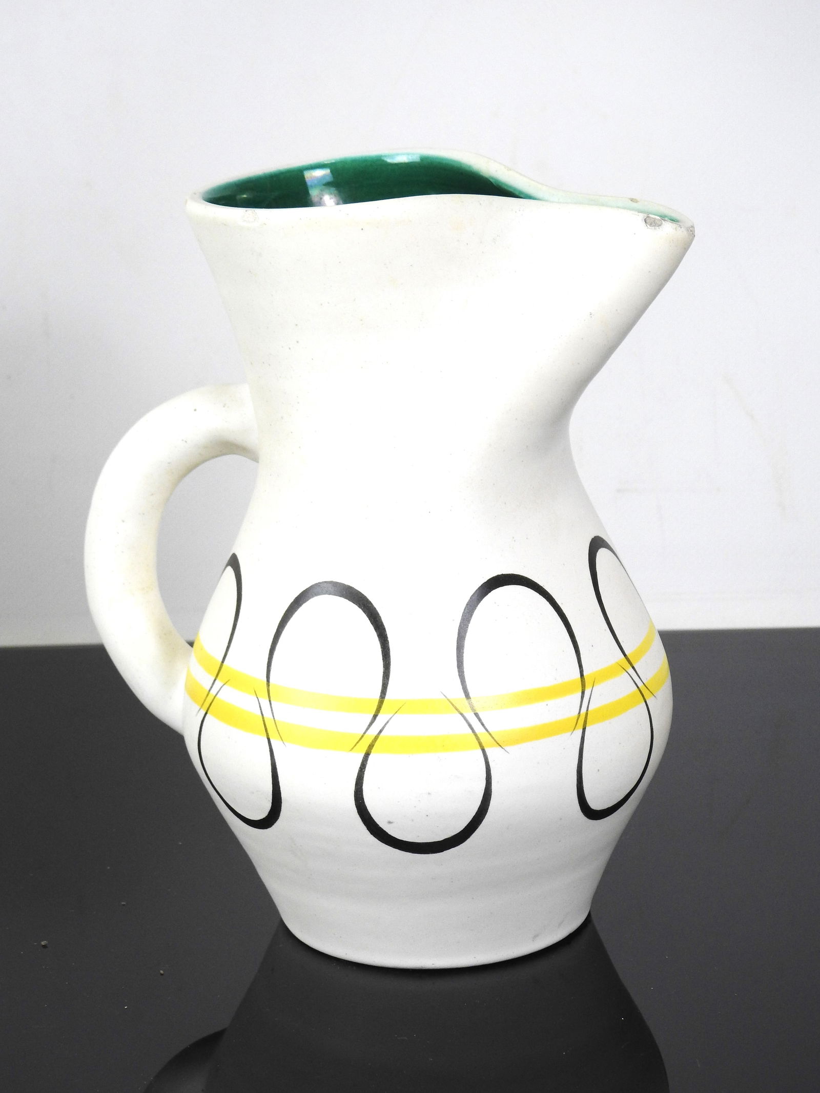 Andre BAUD (1903-1986) - Vallauris : Pichet en ce: Andre BAUD (1903-1986) - Vallauris : Pichet en ceramique, l interieur emaille vertSitue a Vallauris H : 23 cmEclats