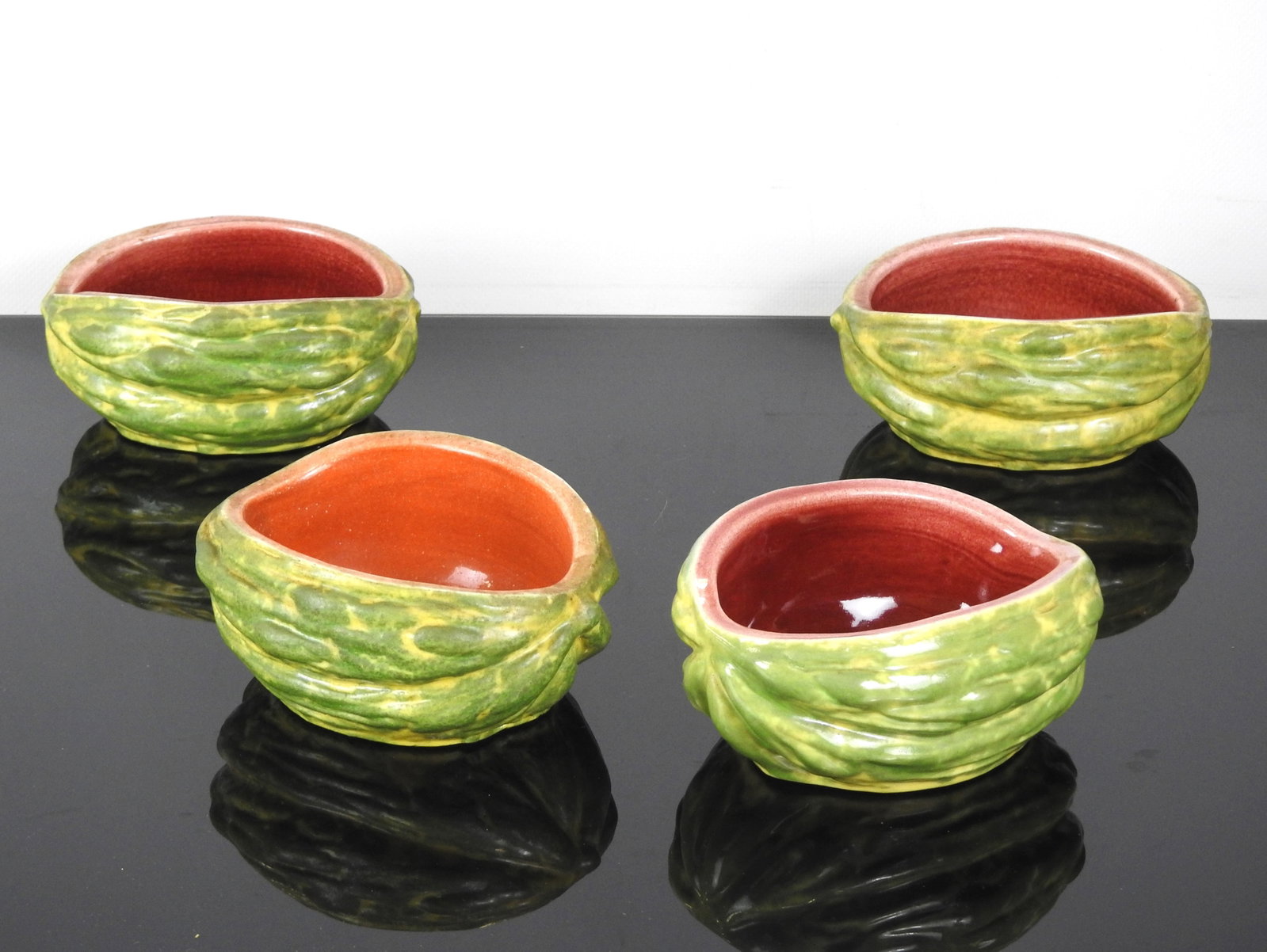Pol CHAMBOST (1906-1983) attribue a Cinq coupes /: Pol CHAMBOST (1906-1983) attribue a Cinq coupes / vides poche en ceramique en forme de noix, traite en jaune/ vert avec l interieur orange / rougeMarque Made in FranceH: 7 - L: 14 cm
