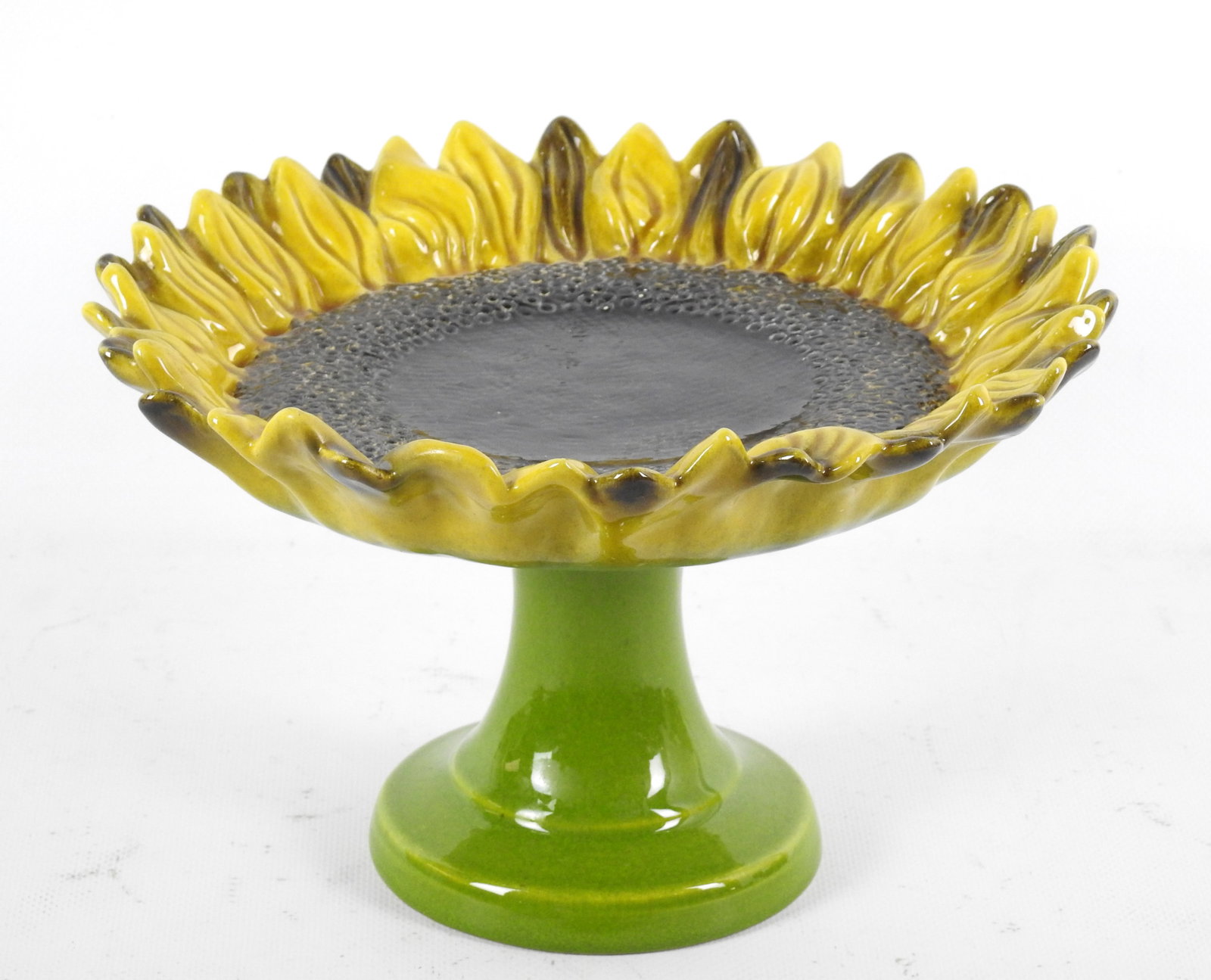 POL CHAMBOST (1906-1983) Coupe sur pied «Tournesol: POL CHAMBOST (1906-1983)Coupe sur pied «Tournesol» en faïence emaillee vert, jaune, brun et noir. Signee «Pol Chambost France» a l interieur du pied.Circa 1964Haut. 17 cm - Diam. 27,5 cm(infime