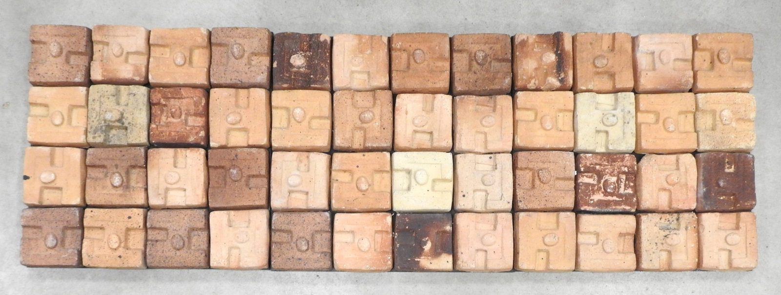 Georges JOUVE (1910-1964) pour Jouve France (edite: Georges JOUVE (1910-1964) pour Jouve France (editeur) Petit Inca3 panneaux avec systemes de fixation compose de 48 carreaux en terre cuite.Date de creation : vers 1960Dimensions d un carreau: 14 x 14