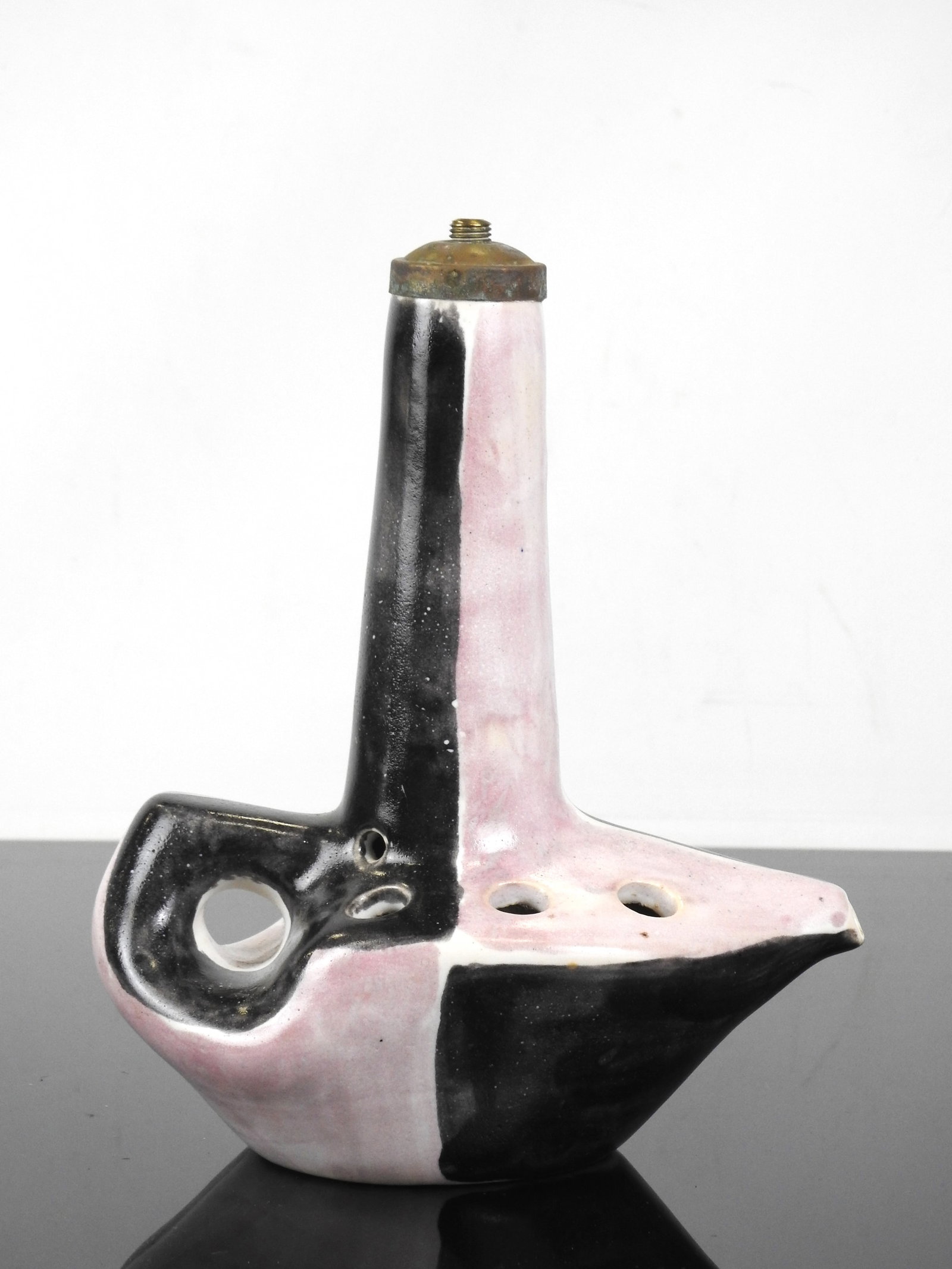 MADO JOLAIN (1921-2019) Lampe en ceramique noire e: MADO JOLAIN (1921-2019)Lampe en ceramique noire et blanche.Monogramme MJH: 23 - L: 20 cm (infimes usures a l email sur le bec verseur)