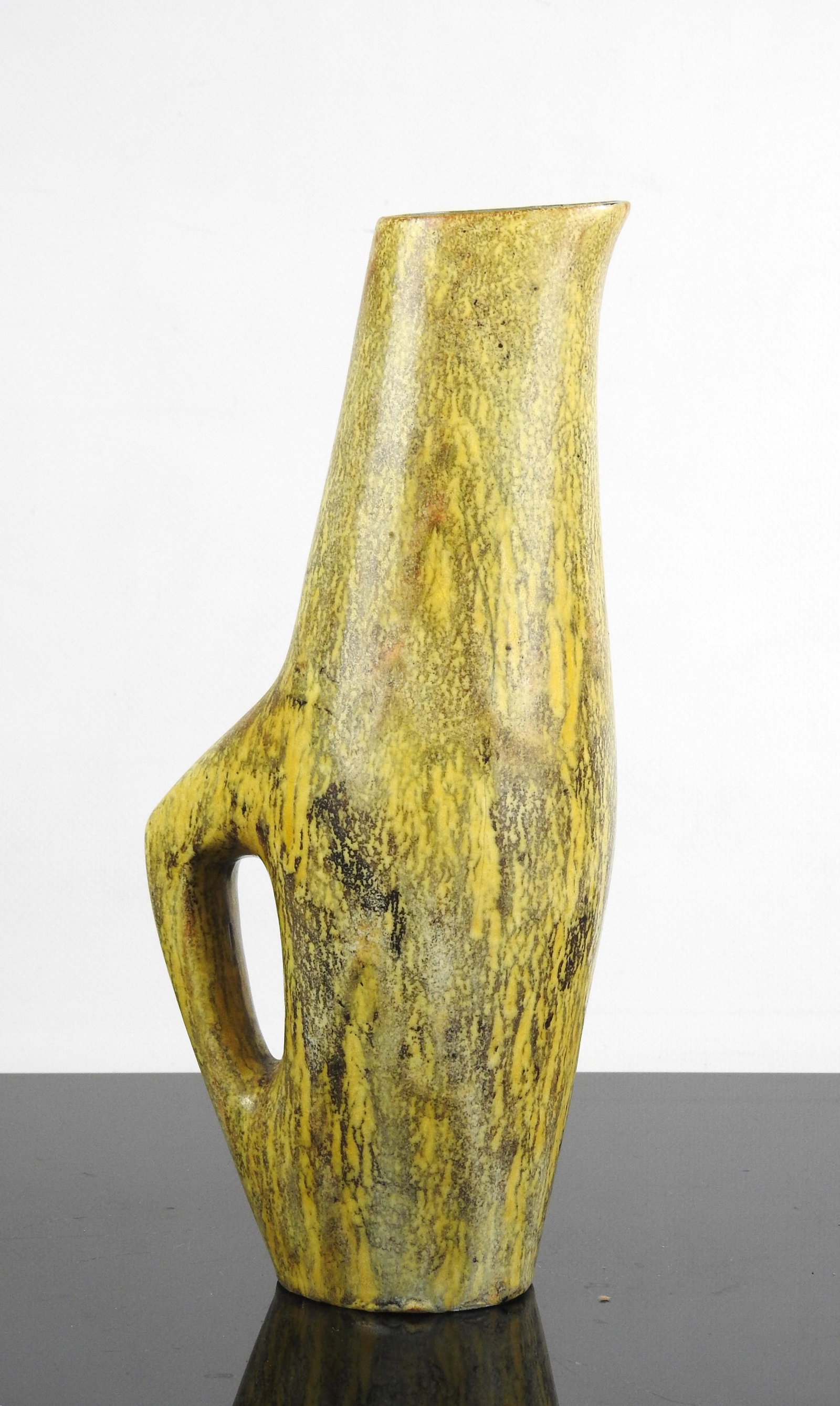 Andre Aleth-MASSON (1919-2009) Pichet en ceramiqu: Andre Aleth-MASSON (1919-2009) Pichet en ceramique emaillee brun - jaune, l interieur gris celadon. Signe A. Masson 15. H: 30.5 cm