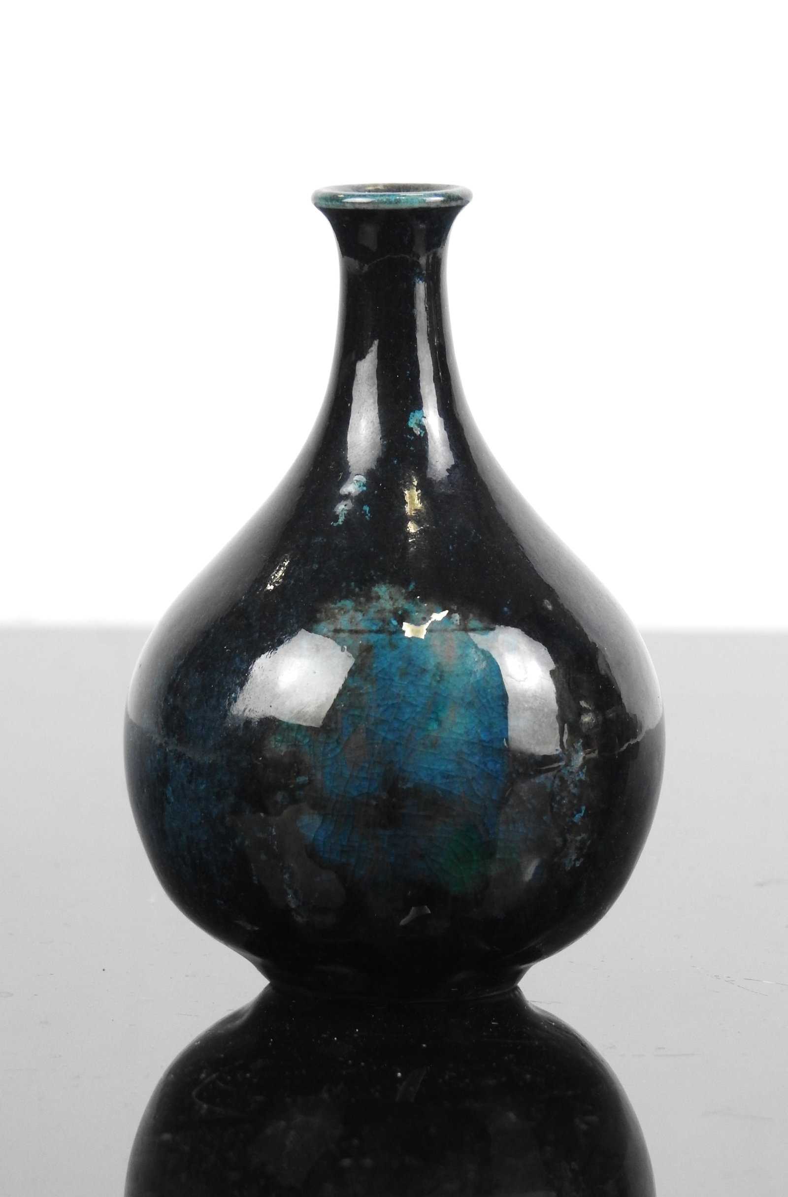 Frederic KIEFER (1894-1977) Vase boule en ceramiq: Frederic KIEFER (1894-1977) Vase boule en ceramique brun-noire nuance turquoise.Signe et annote DP 11 sous la base. H: 10 cm