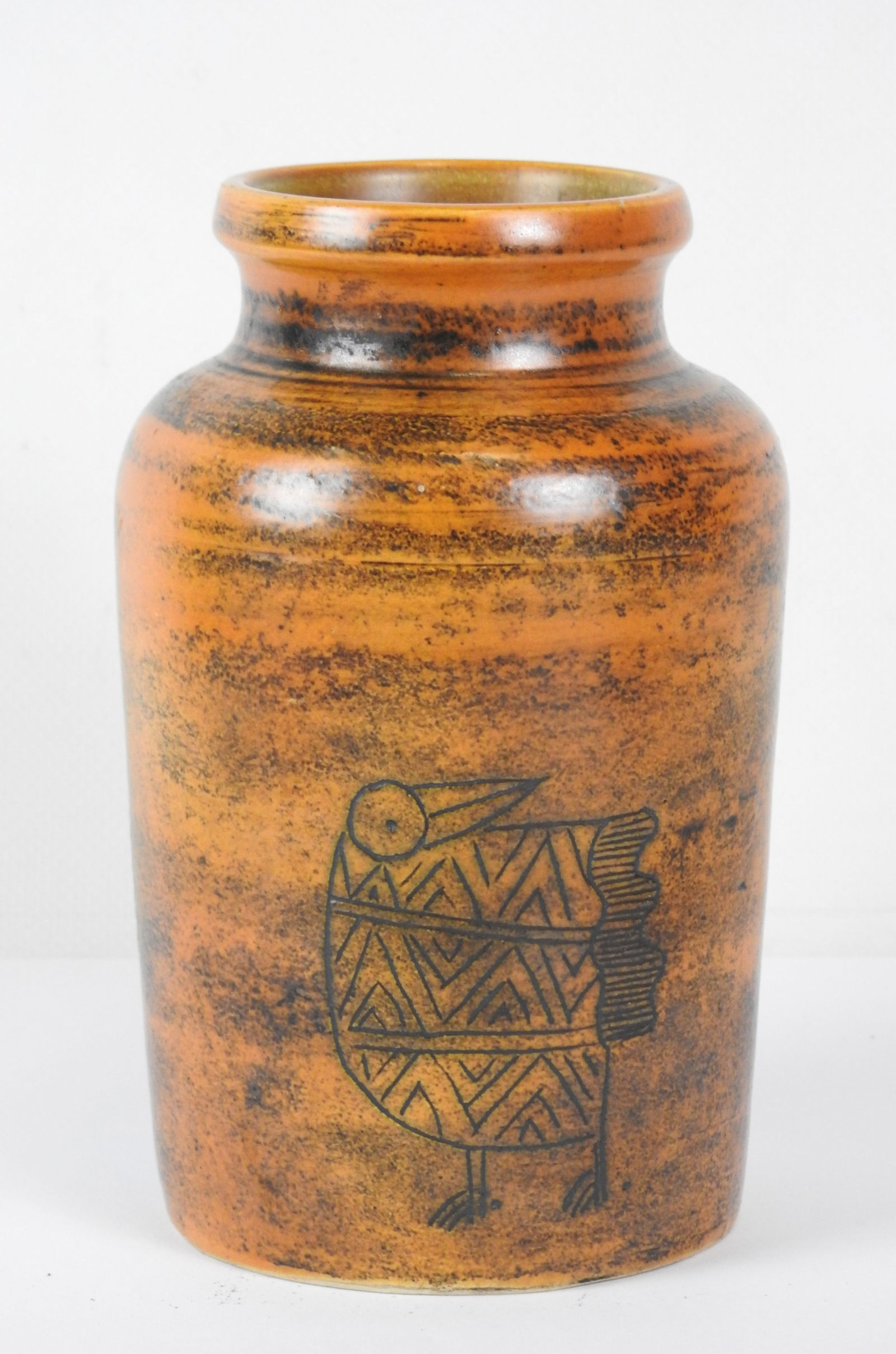 Jacques BLIN (1920-1995): Vase en ceramique a dec: Jacques BLIN (1920-1995): Vase en ceramique a decor de figures zoomorphes scarifiees sur fond marron essuye.Signe au revers.H: 17 cm.